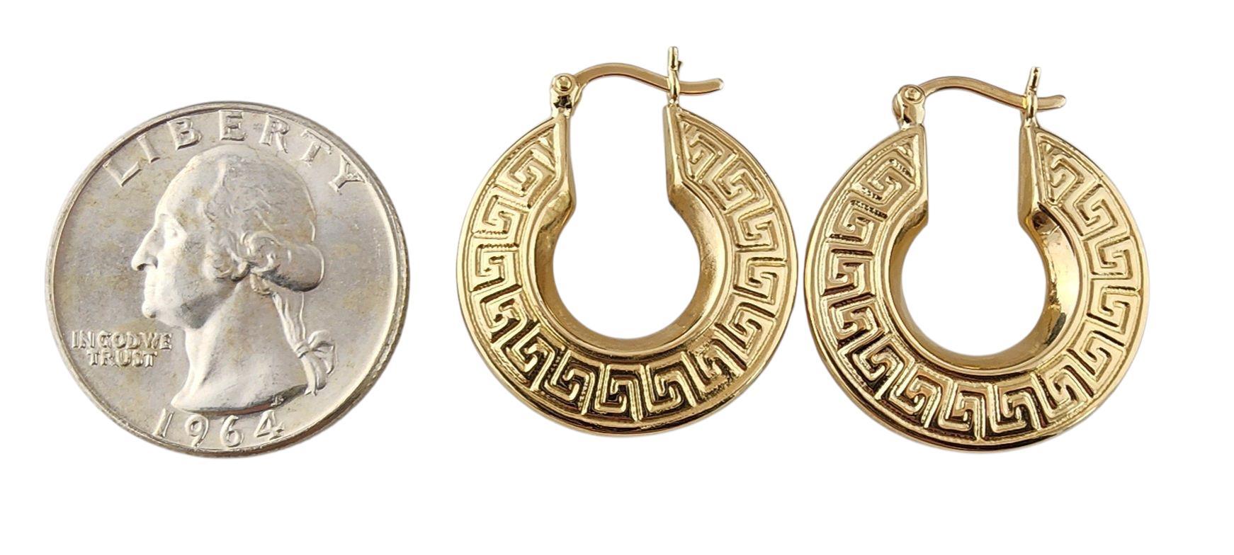 Contemporaneo Orecchini a cerchio con motivo a chiave greca in oro giallo 14k #23098 in vendita