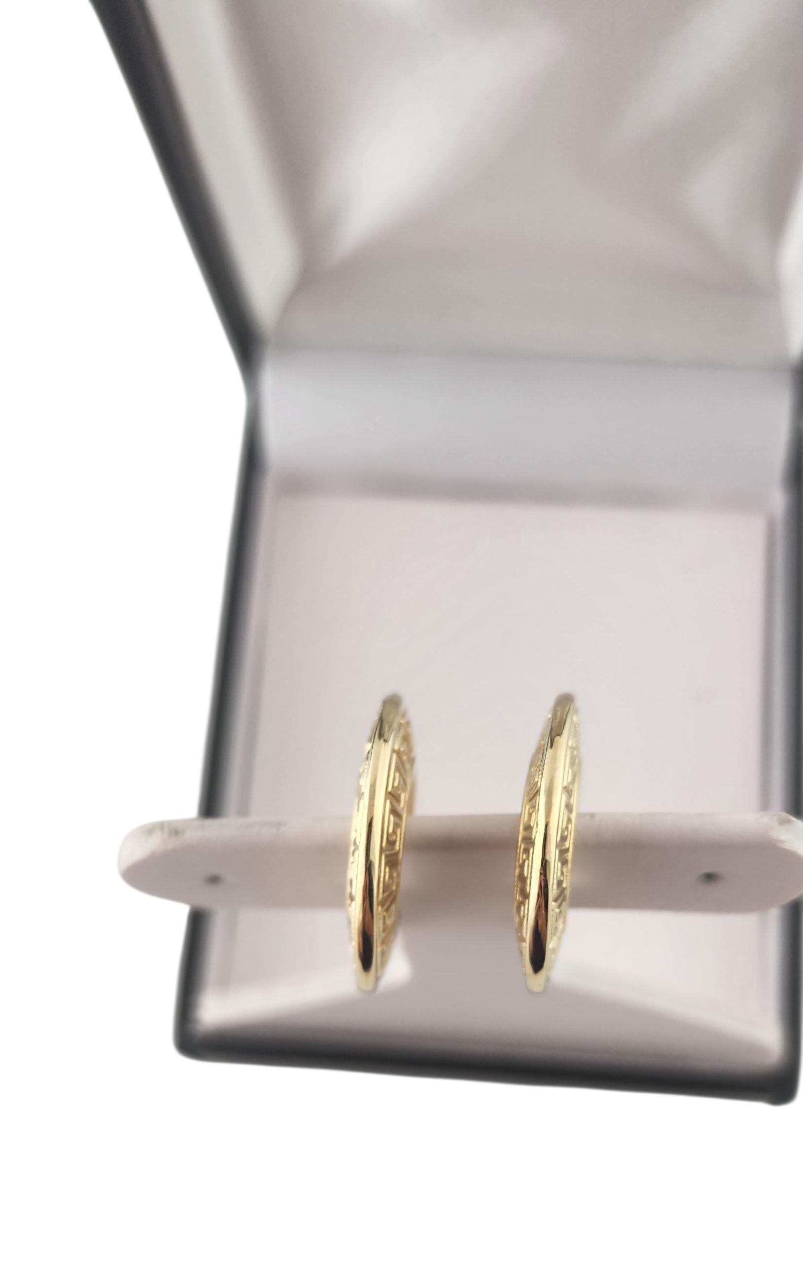 Orecchini a cerchio con motivo a chiave greca in oro giallo 14k #23098 In condizioni buone in vendita a Washington Depot, CT