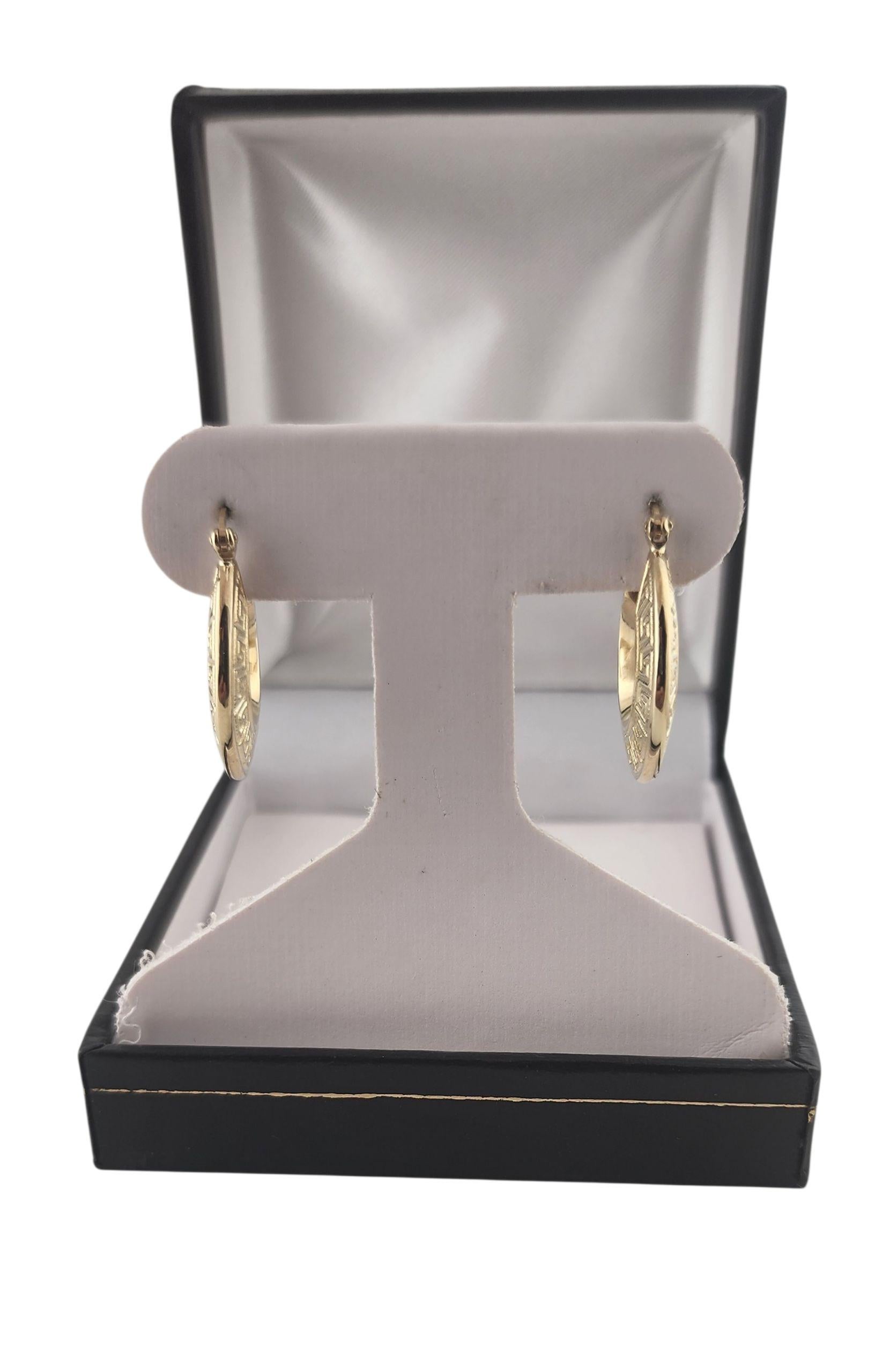 Donna Orecchini a cerchio con motivo a chiave greca in oro giallo 14k #23098 in vendita