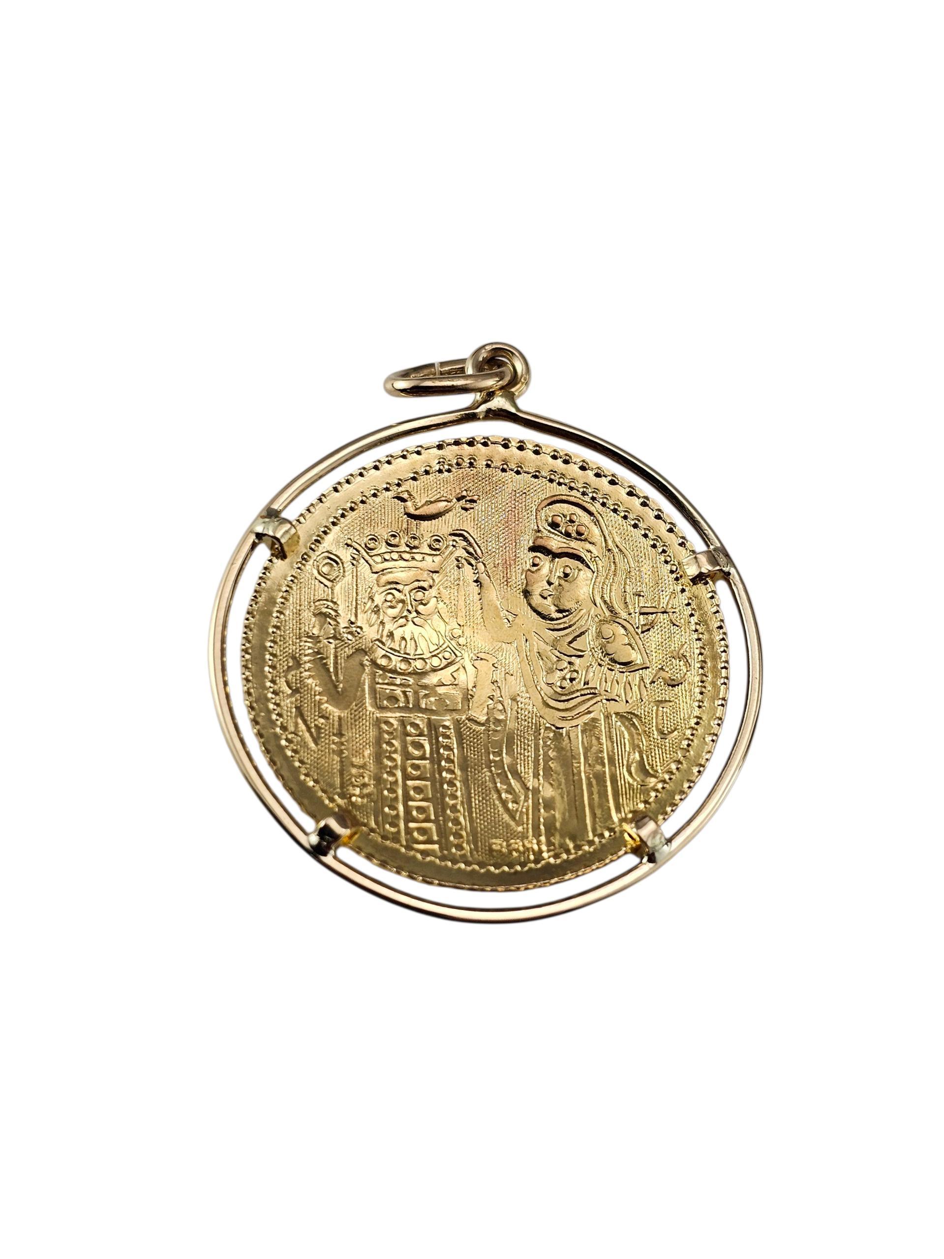 Médaille pendentif orthodoxe grecque en or jaune 14K

Magnifiquement réalisée en or jaune 14 carats, cette médaille orthodoxe grecque double face représente le Christ Pantocrator d'un côté et saint Constantin avec sa mère, sainte Hélène, de l'autre.