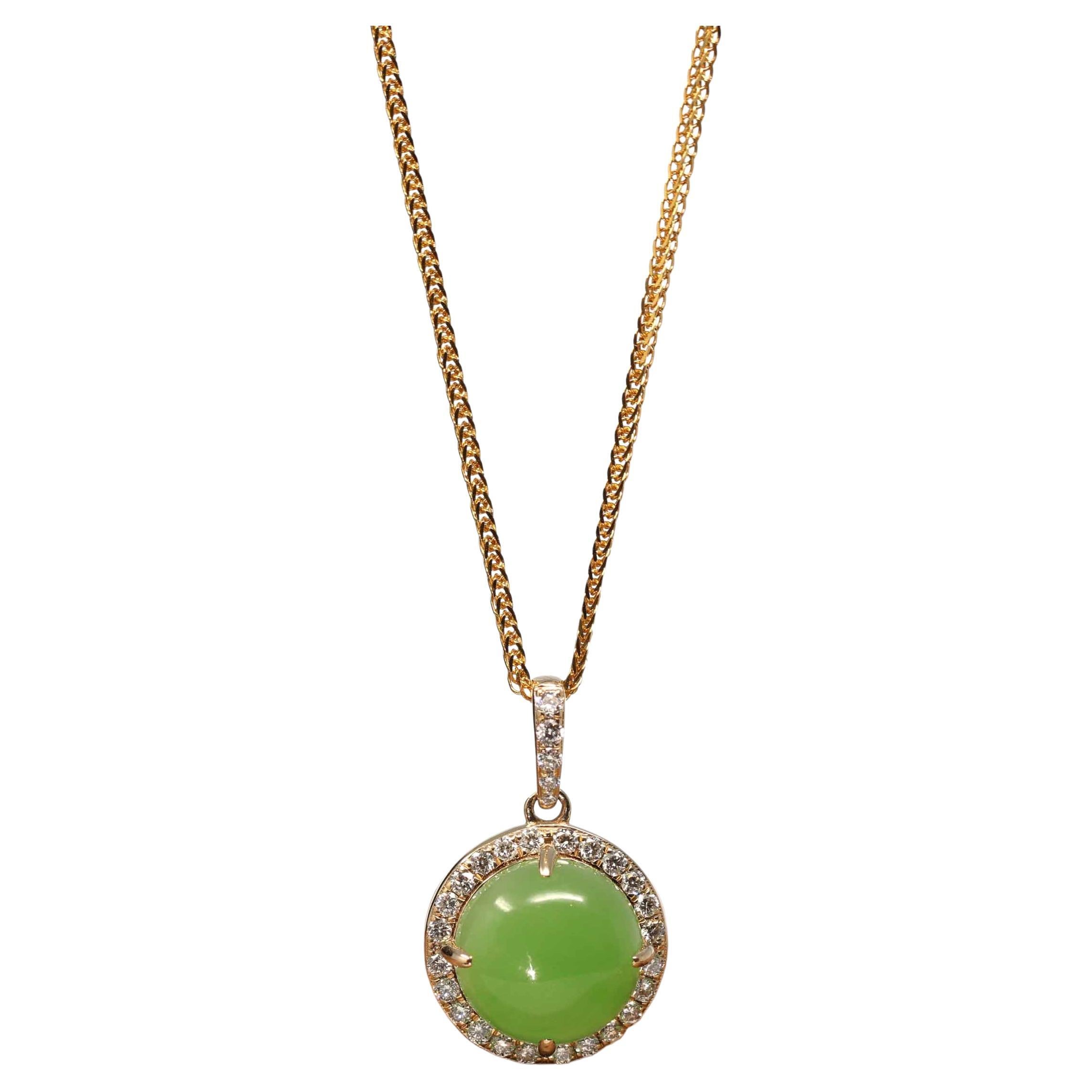 14K Yellow Gold Green Apple Jade Circle Pendant Necklace with VS1 Diamonds For Sale