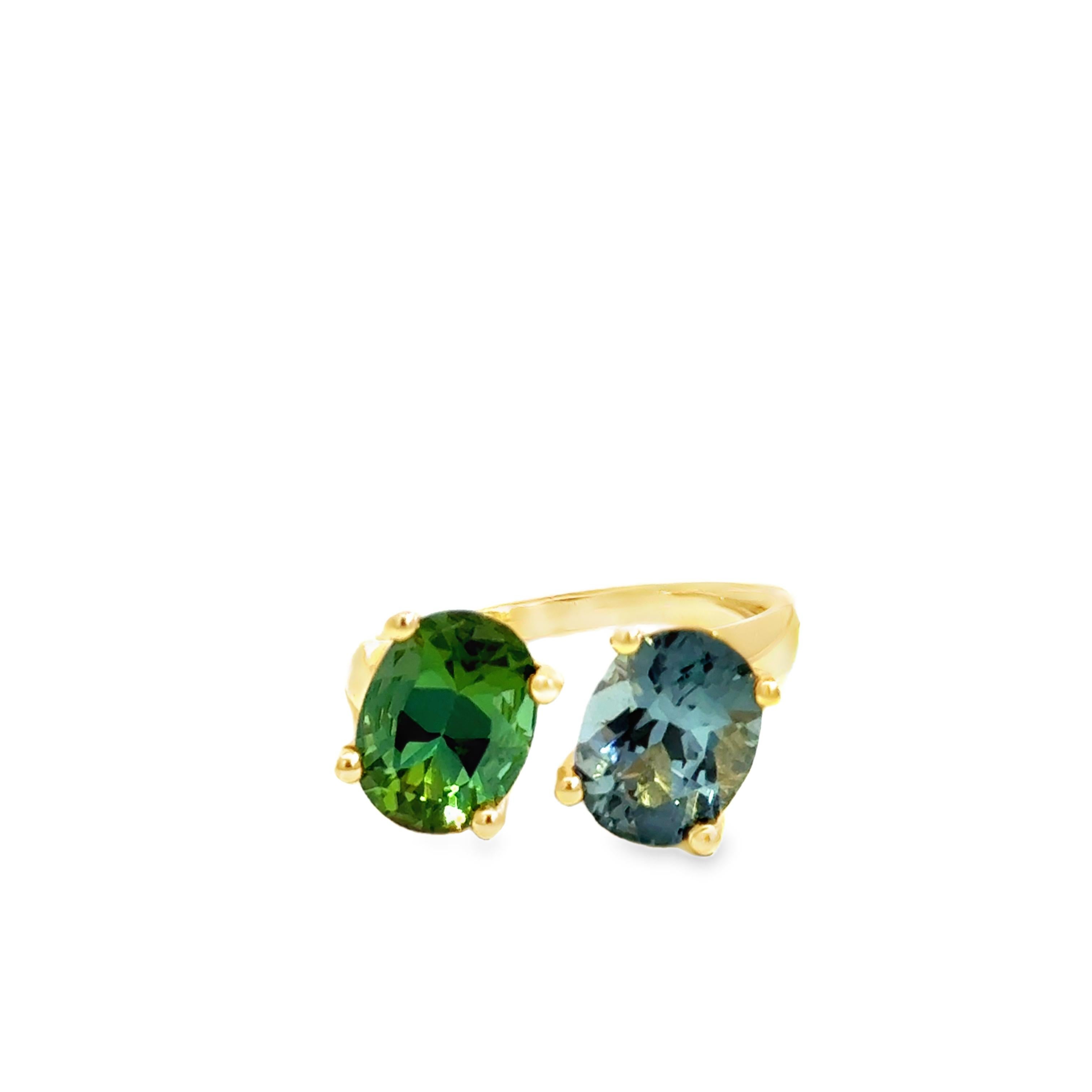 Taille ovale Bague bypass en or jaune 14k avec tourmaline verte et bleue en vente