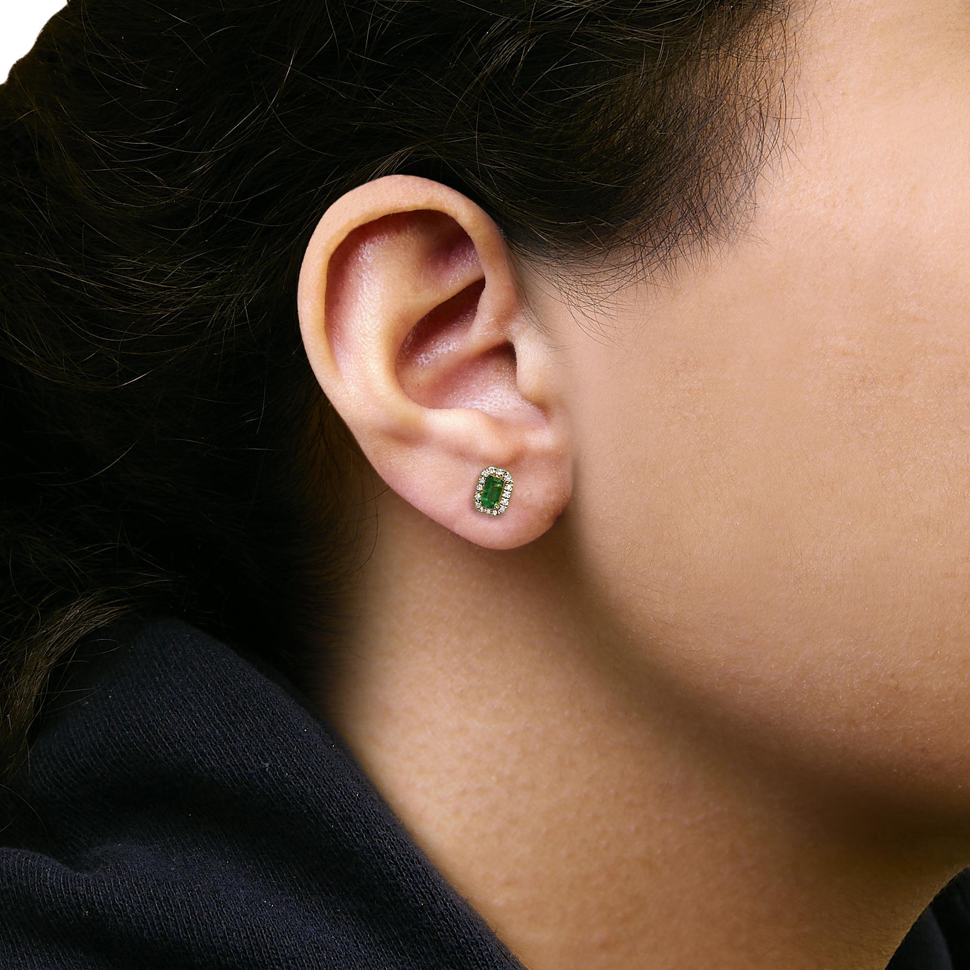 Pendientes de oro amarillo de 14 quilates con esmeralda verde y halo de diamantes de 1/8 qt Corte esmeralda en venta