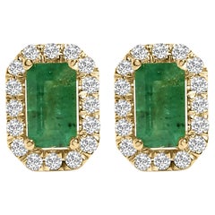 Pendientes de oro amarillo de 14 quilates con esmeralda verde y halo de diamantes de 1/8 qt