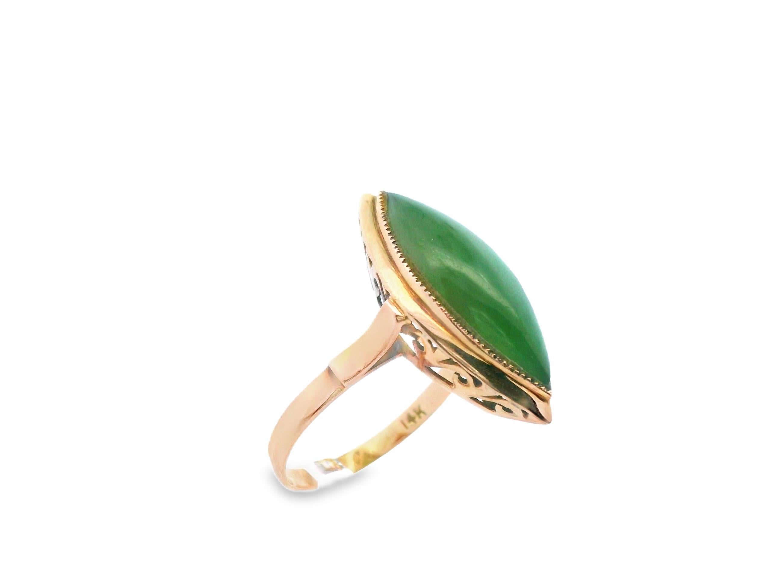 Contemporaneo 14K Yellow Gold Green Jade Cabochon Statement Ring in vendita