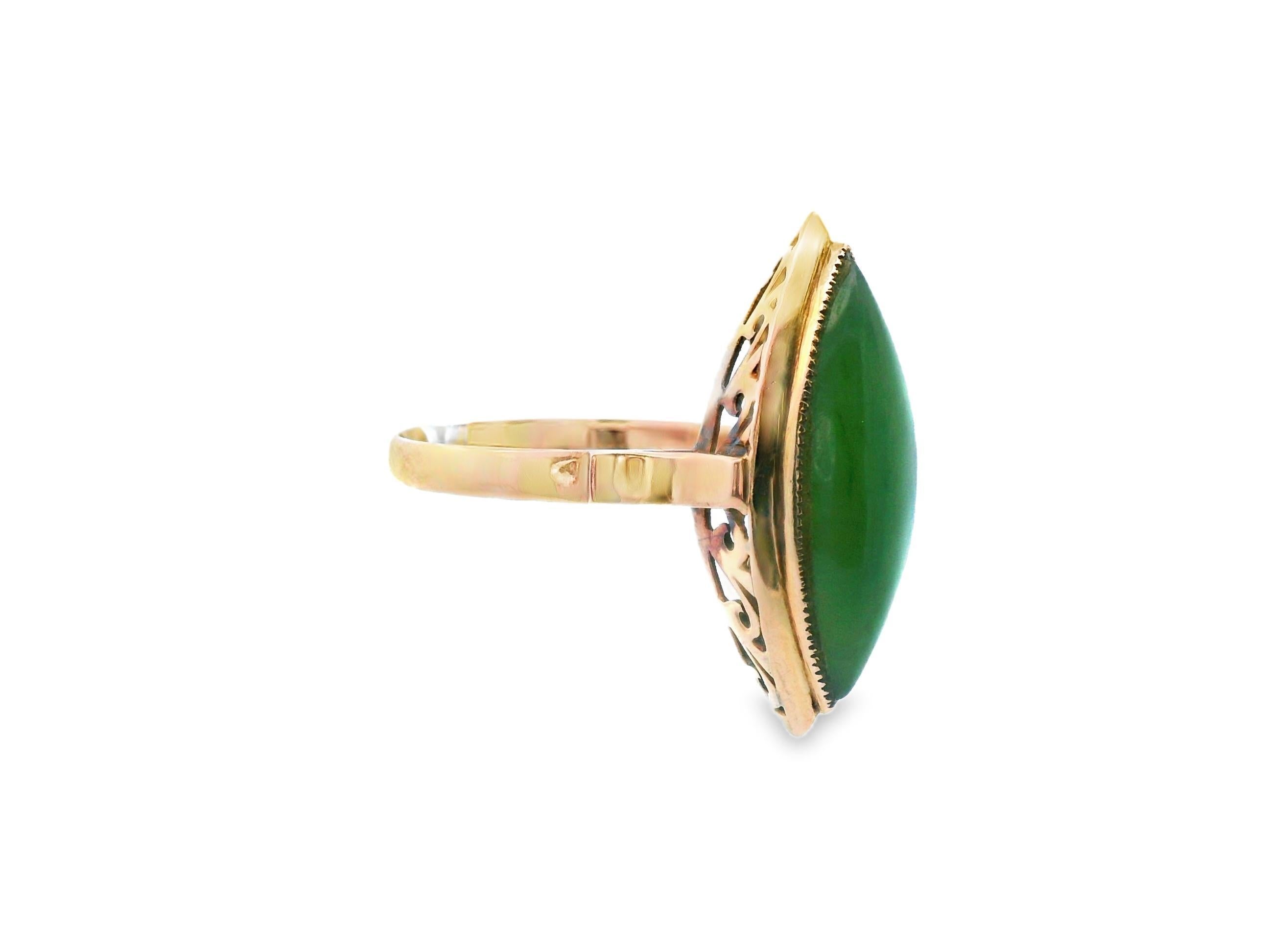 14K Yellow Gold Green Jade Cabochon Statement Ring In condizioni buone in vendita a Lexington, KY