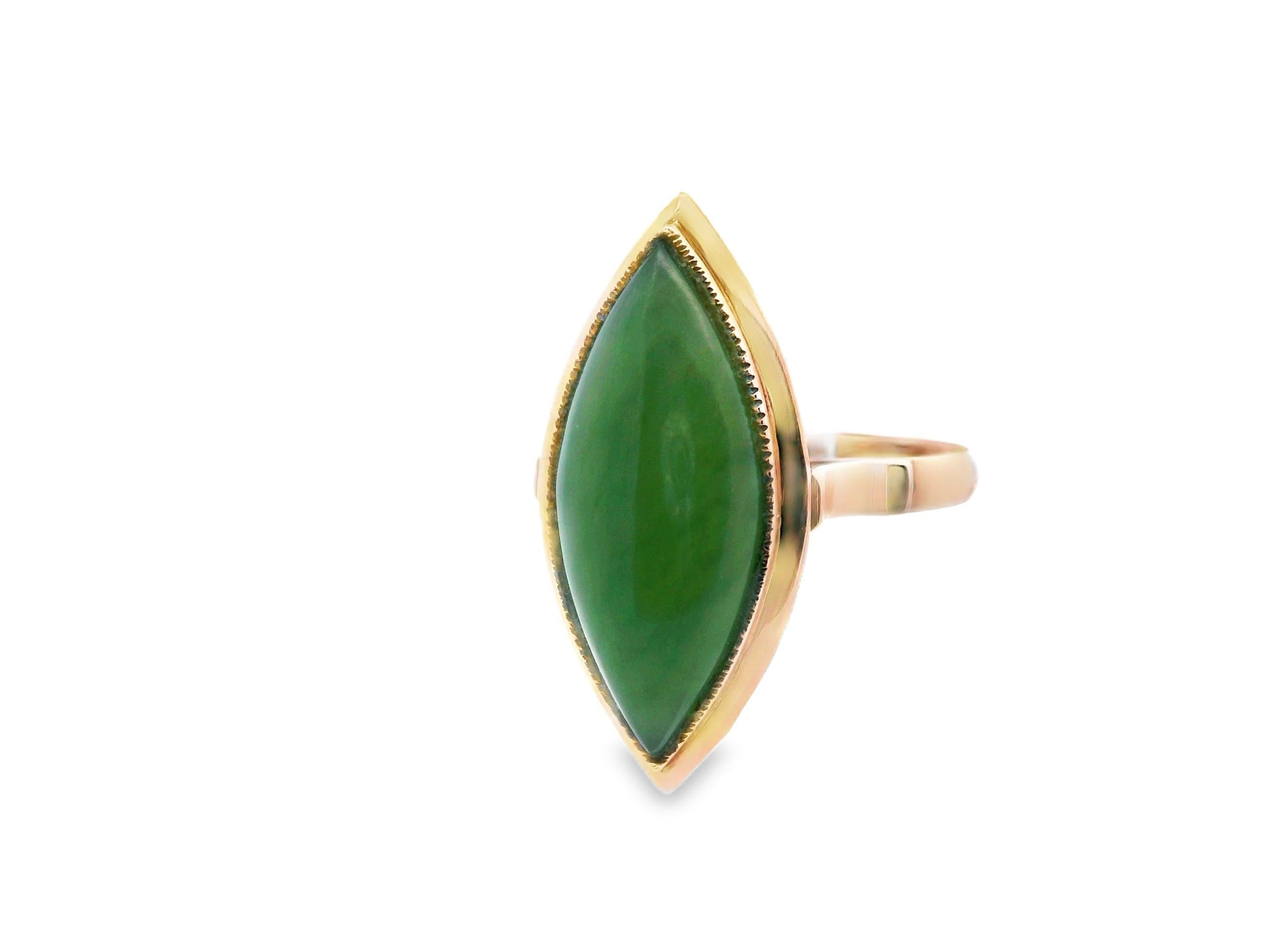14K Yellow Gold Green Jade Cabochon Statement Ring in vendita 1