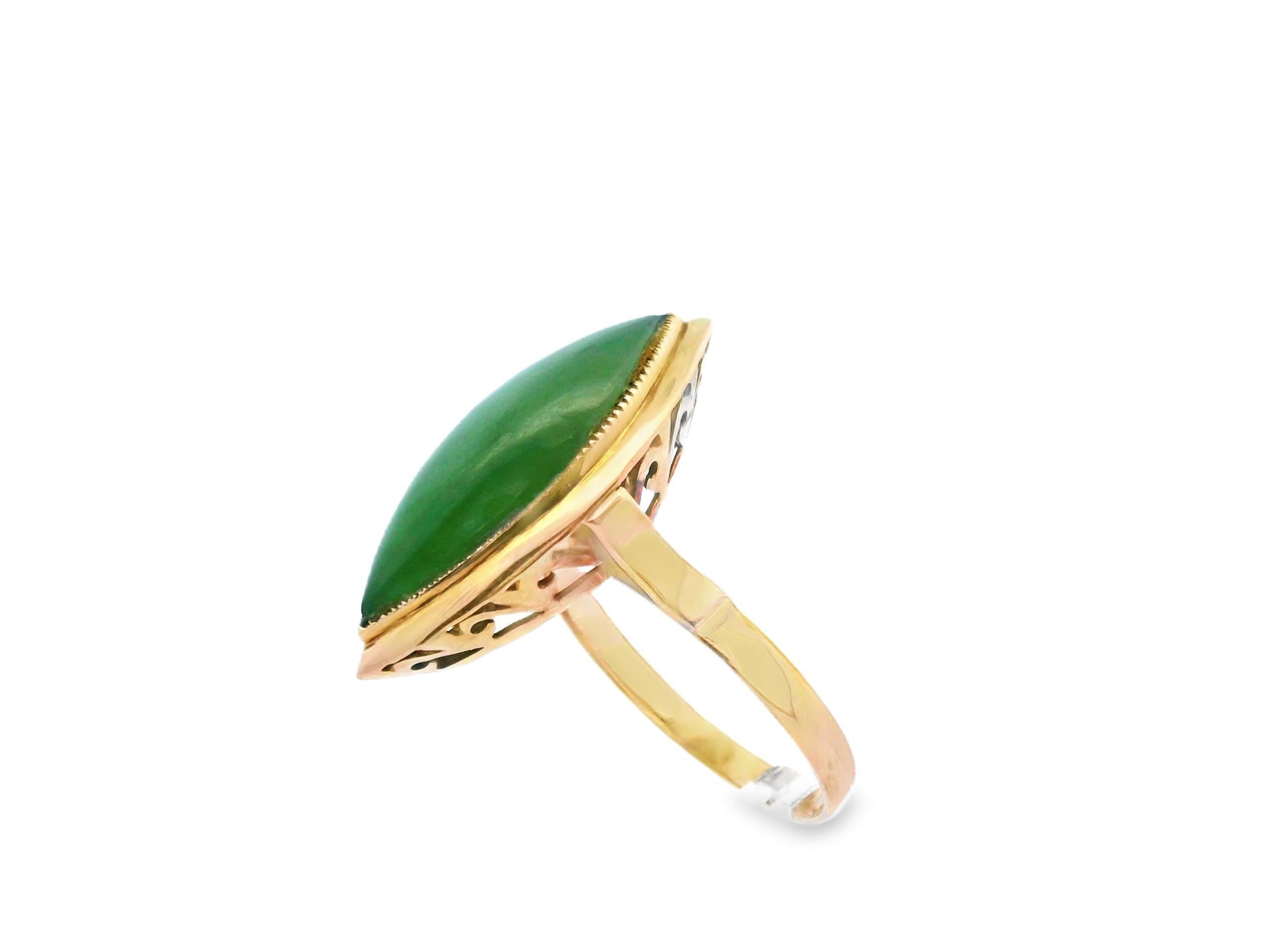 14K Yellow Gold Green Jade Cabochon Statement Ring in vendita 3