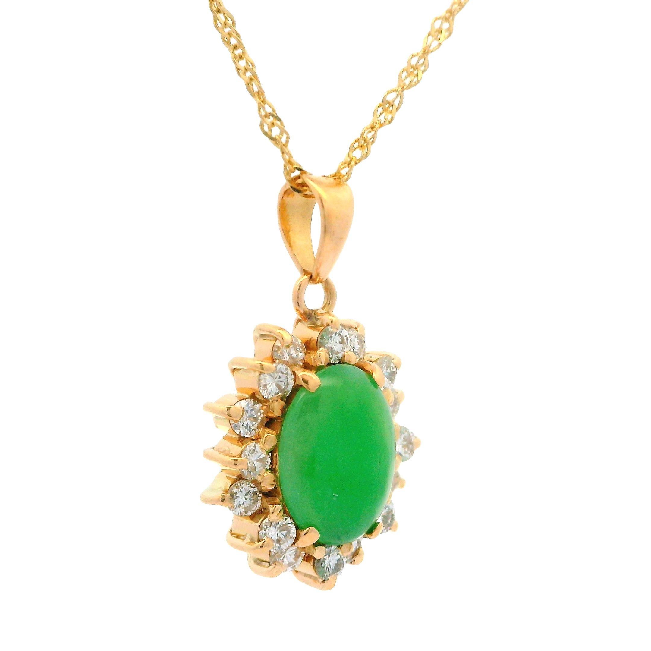 Taille ovale Collier en or jaune 14k avec pendentif halo en jade vert et diamants et chaîne en corde fine en vente