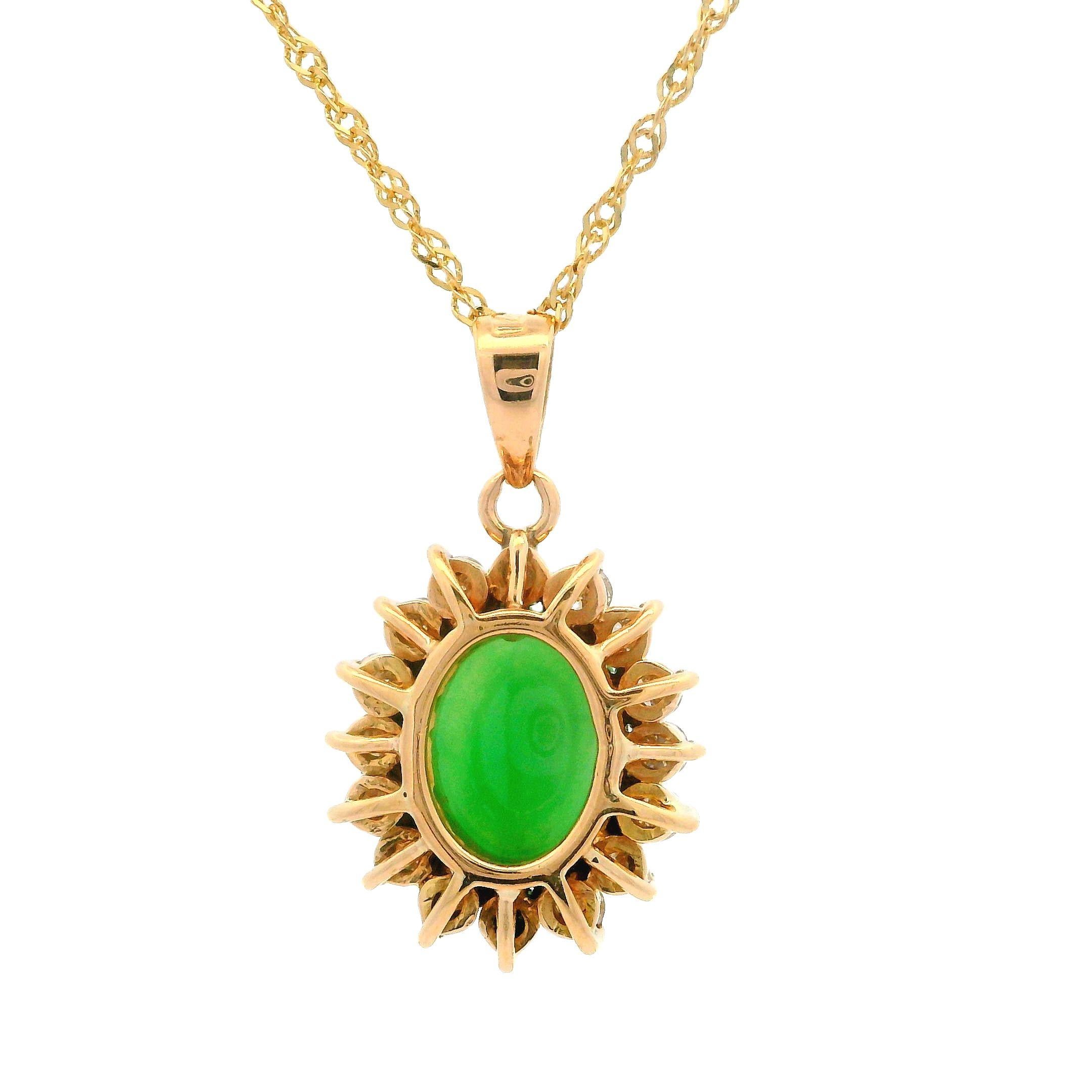Collier en or jaune 14k avec pendentif halo en jade vert et diamants et chaîne en corde fine Excellent état - En vente à Montclair, NJ