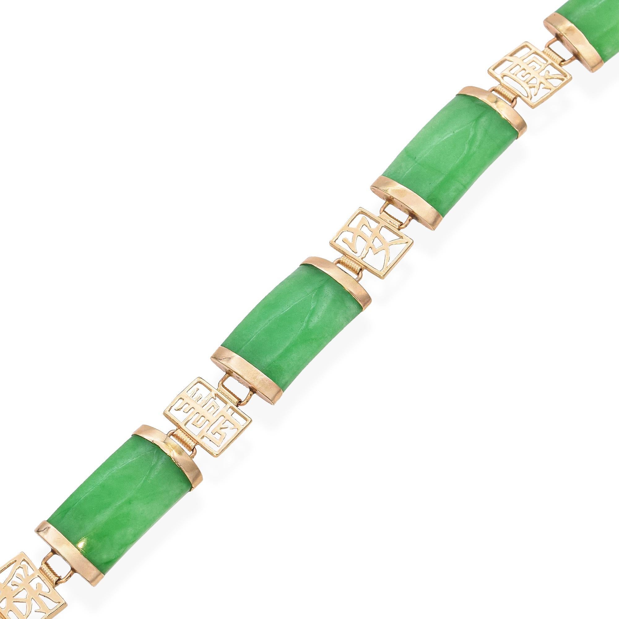 Ce bracelet est réalisé en or jaune 14 carats et présente des maillons de jade aux teintes riches, chacun serti dans une élégante monture en or. Le jade naturel présente un poli lisse et un ton vert vibrant, symbolisant l'harmonie et la longévité.