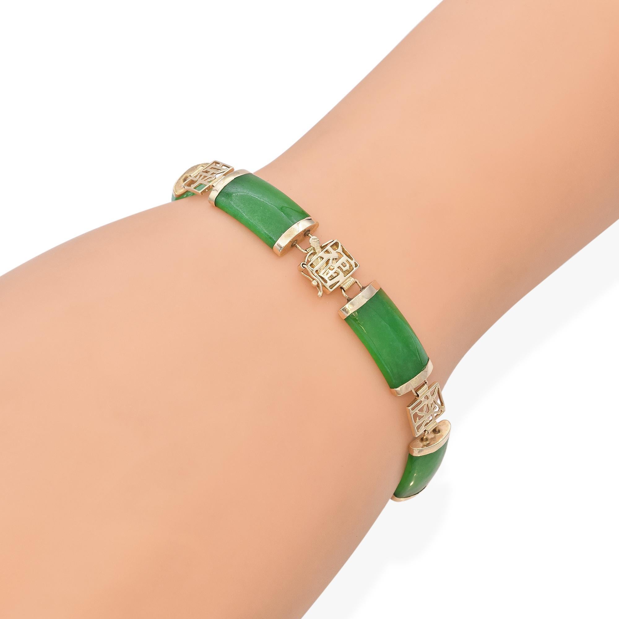 Taille baguette Bracelet à maillons en or jaune 14 carats et jade vert en vente