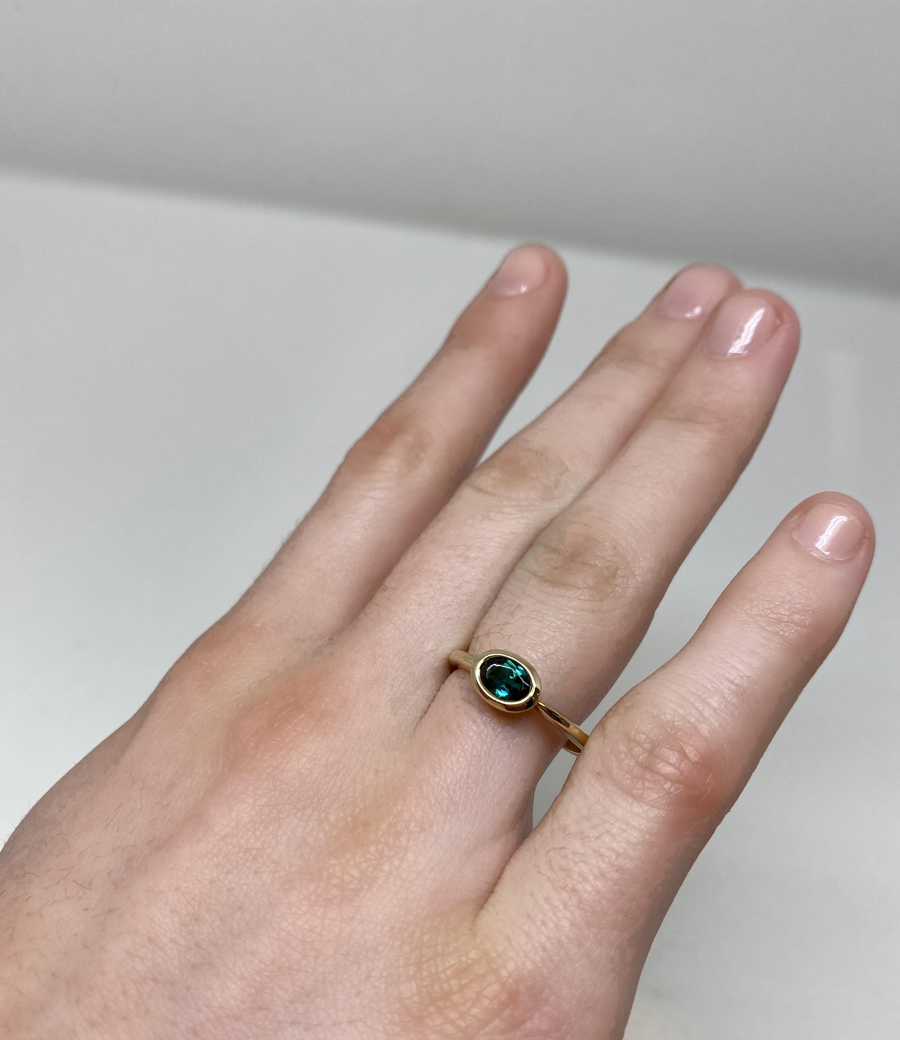 Bague horizontale est-ouest en or jaune 14 carats avec tourmaline verte ovale en vente 2