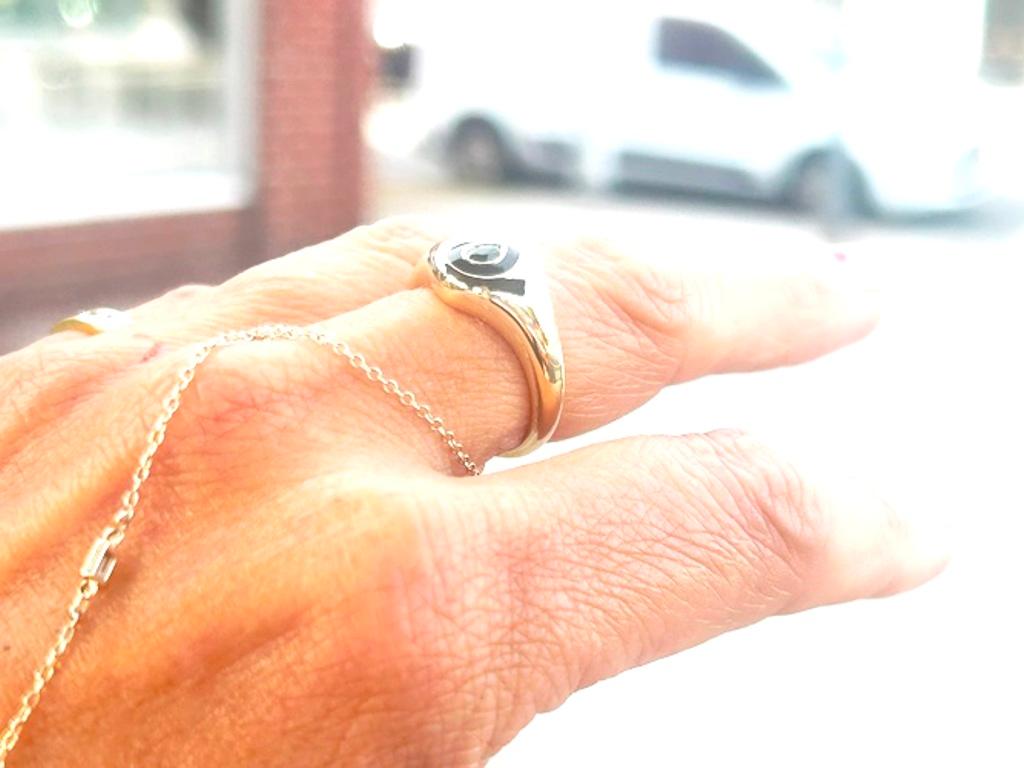 14K Yellow Gold Green Peridot & Black Enamel Signet Ring 0.18 Carats In New Condition For Sale In Beverly Hills, CA