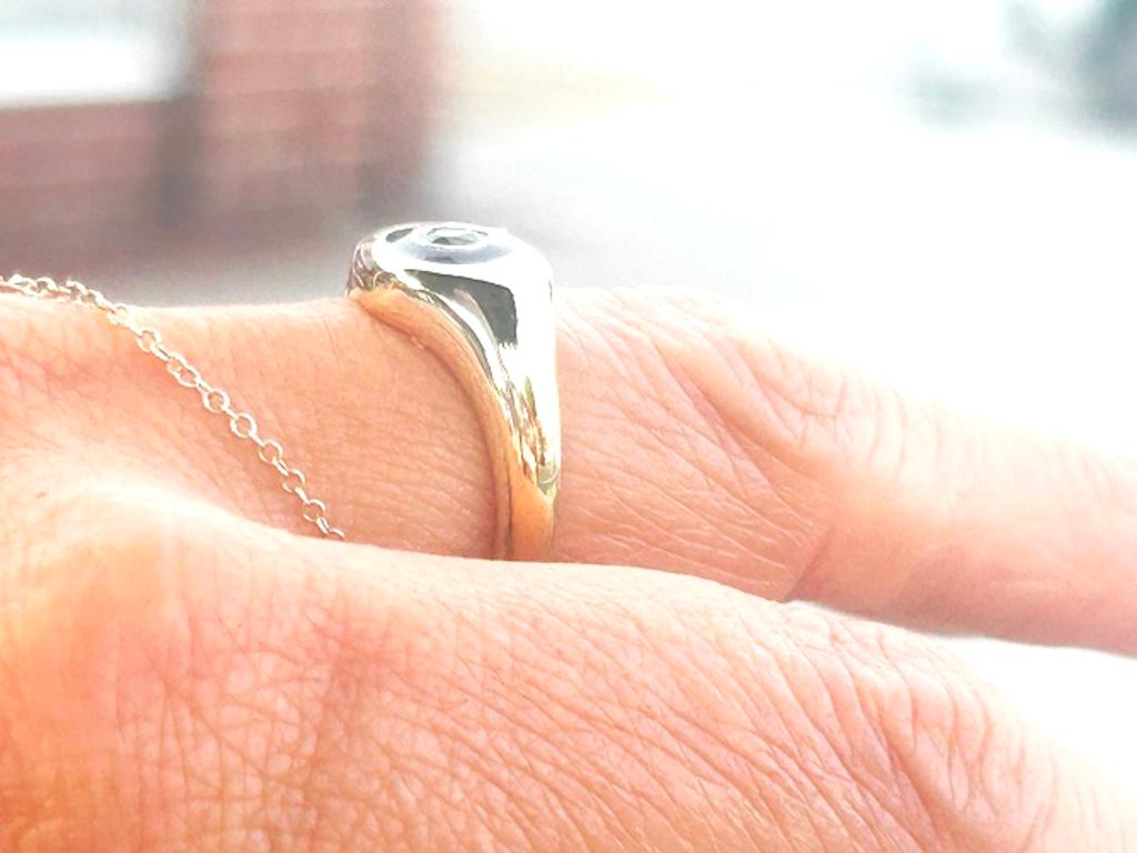 14K Yellow Gold Green Peridot & Black Enamel Signet Ring 0.18 Carats For Sale 1