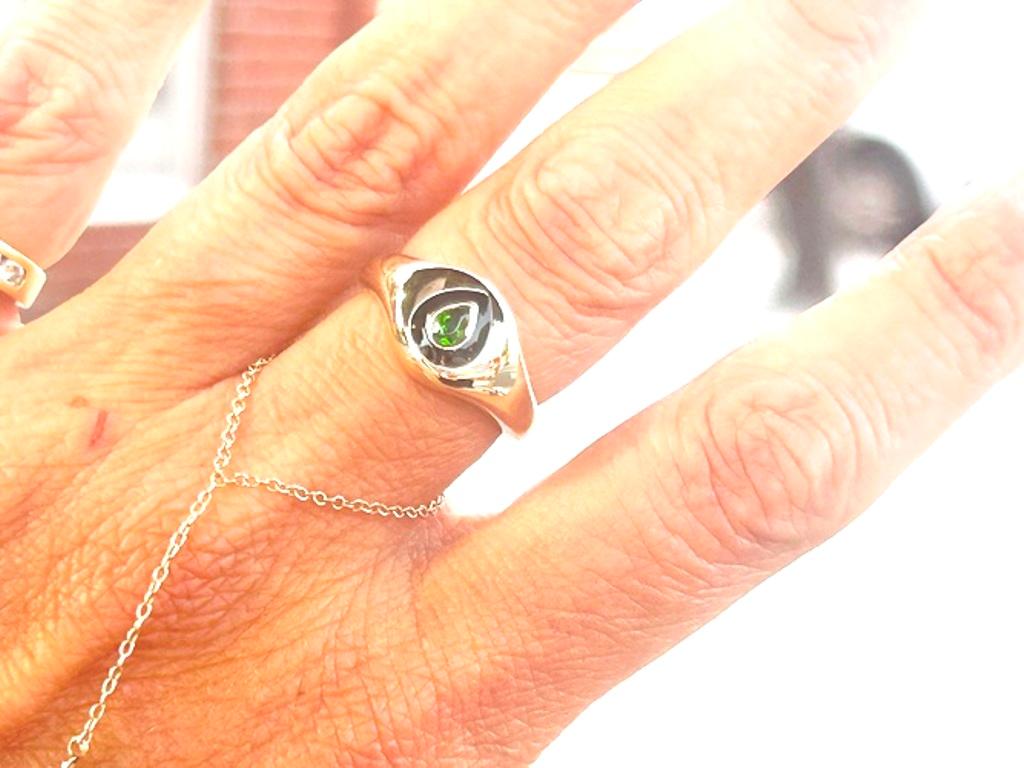 14K Yellow Gold Green Peridot & Black Enamel Signet Ring 0.18 Carats For Sale 2