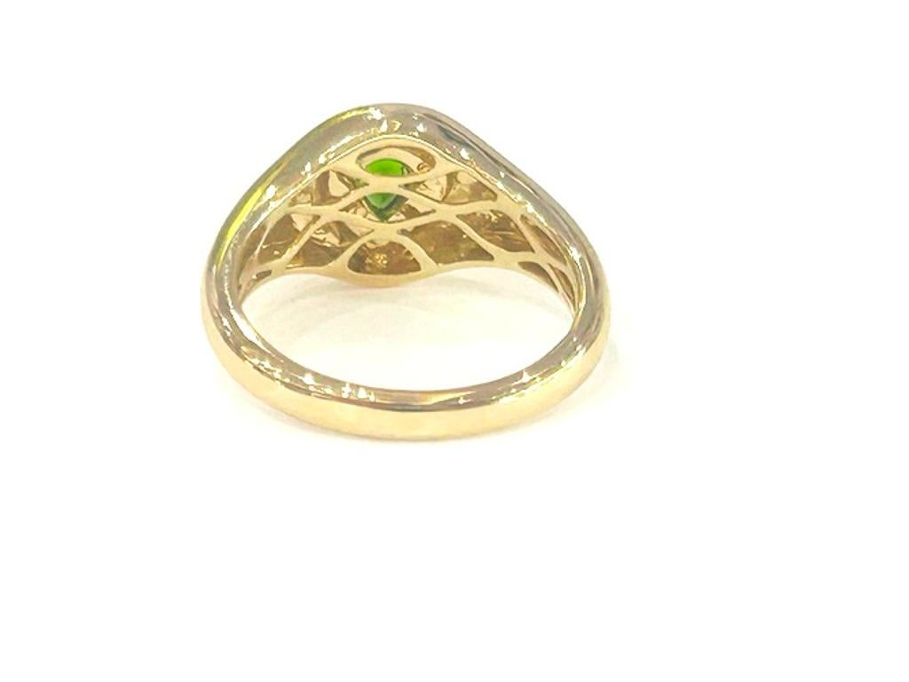 14K Yellow Gold Green Peridot & Black Enamel Signet Ring 0.18 Carats For Sale 4