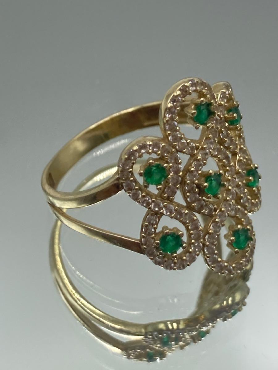 14K Yellow Gold, Green Stones and Cubic Zirconia Sones 2.6g Size: 7 In Good Condition For Sale In South Bend, IN