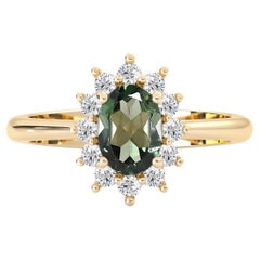 Anillo de compromiso con halo de turmalina verde y diamantes en oro amarillo de 14k