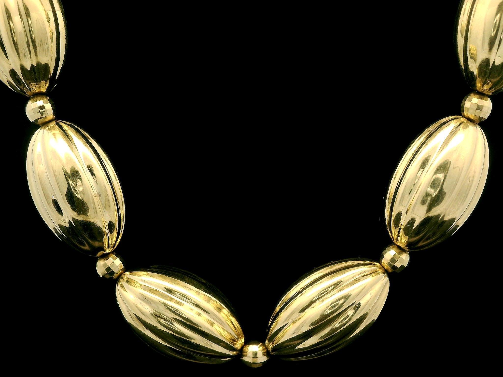 Collier de perles rondes sculptées et facettées en or jaune 14 carats sur chaîne à maillons câblés Bon état - En vente à Montclair, NJ