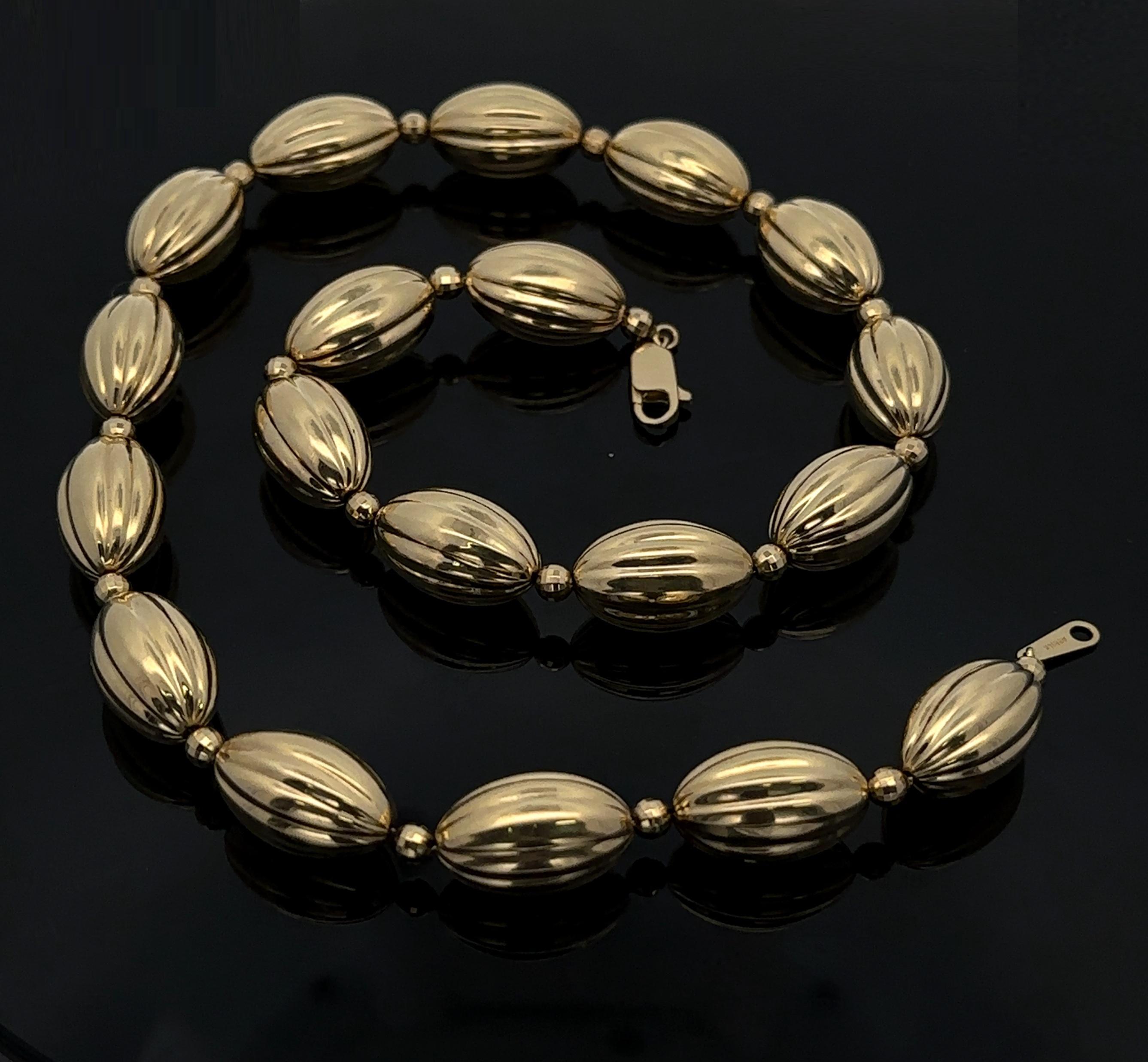 Collier de perles rondes sculptées et facettées en or jaune 14 carats sur chaîne à maillons câblés Pour femmes en vente