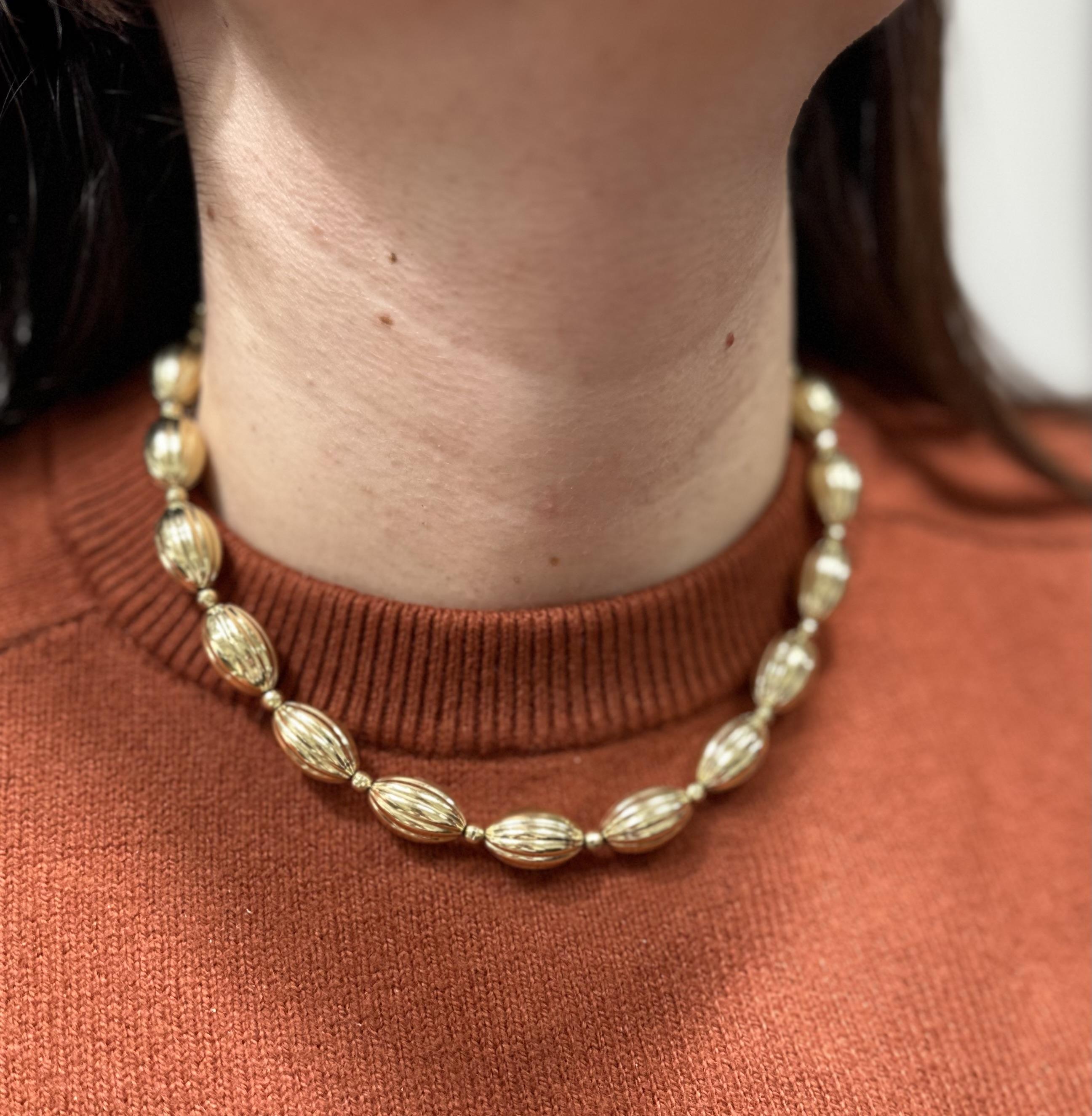 Collier de perles rondes sculptées et facettées en or jaune 14 carats sur chaîne à maillons câblés en vente 1