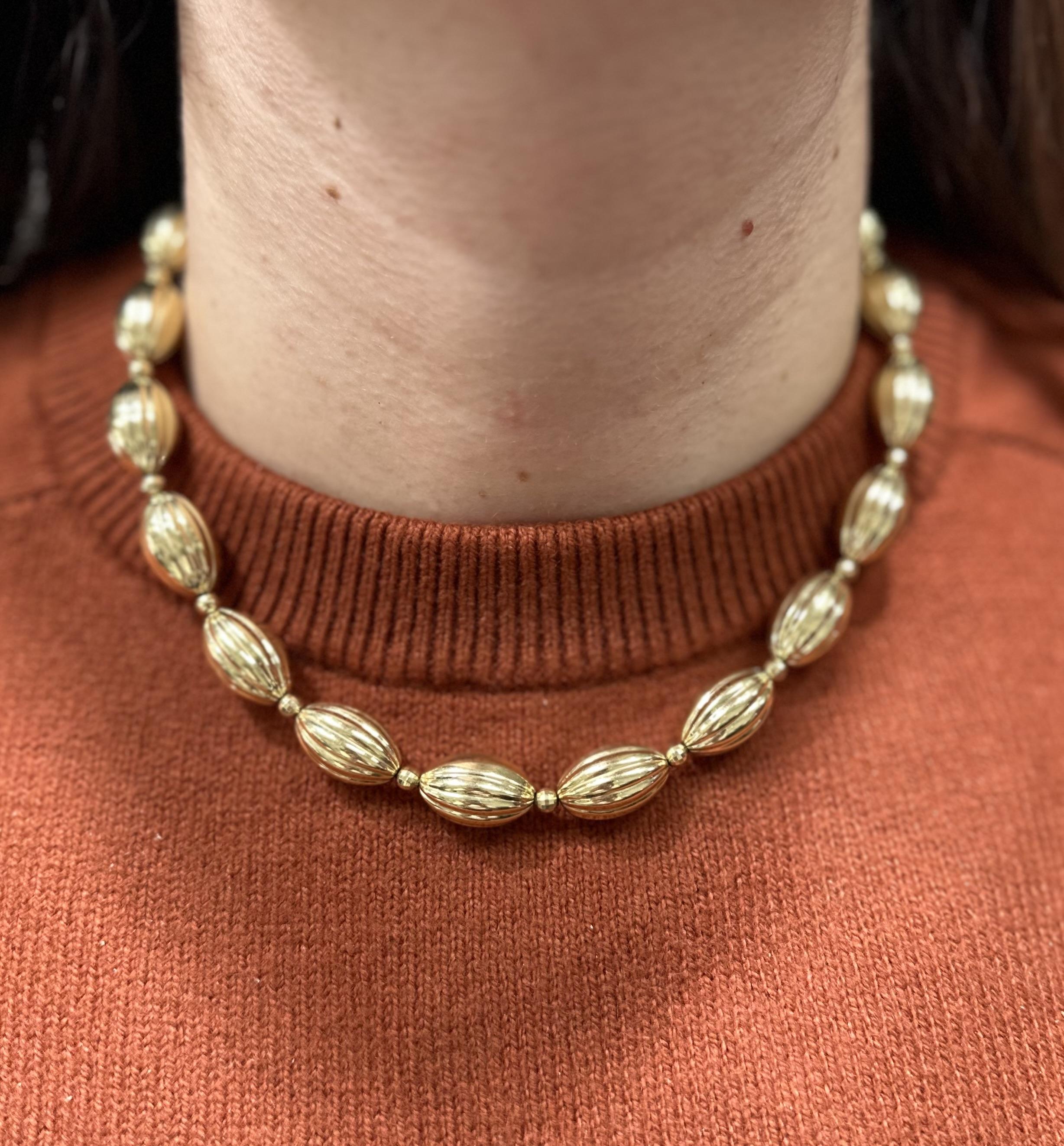 Collier de perles rondes sculptées et facettées en or jaune 14 carats sur chaîne à maillons câblés en vente 2