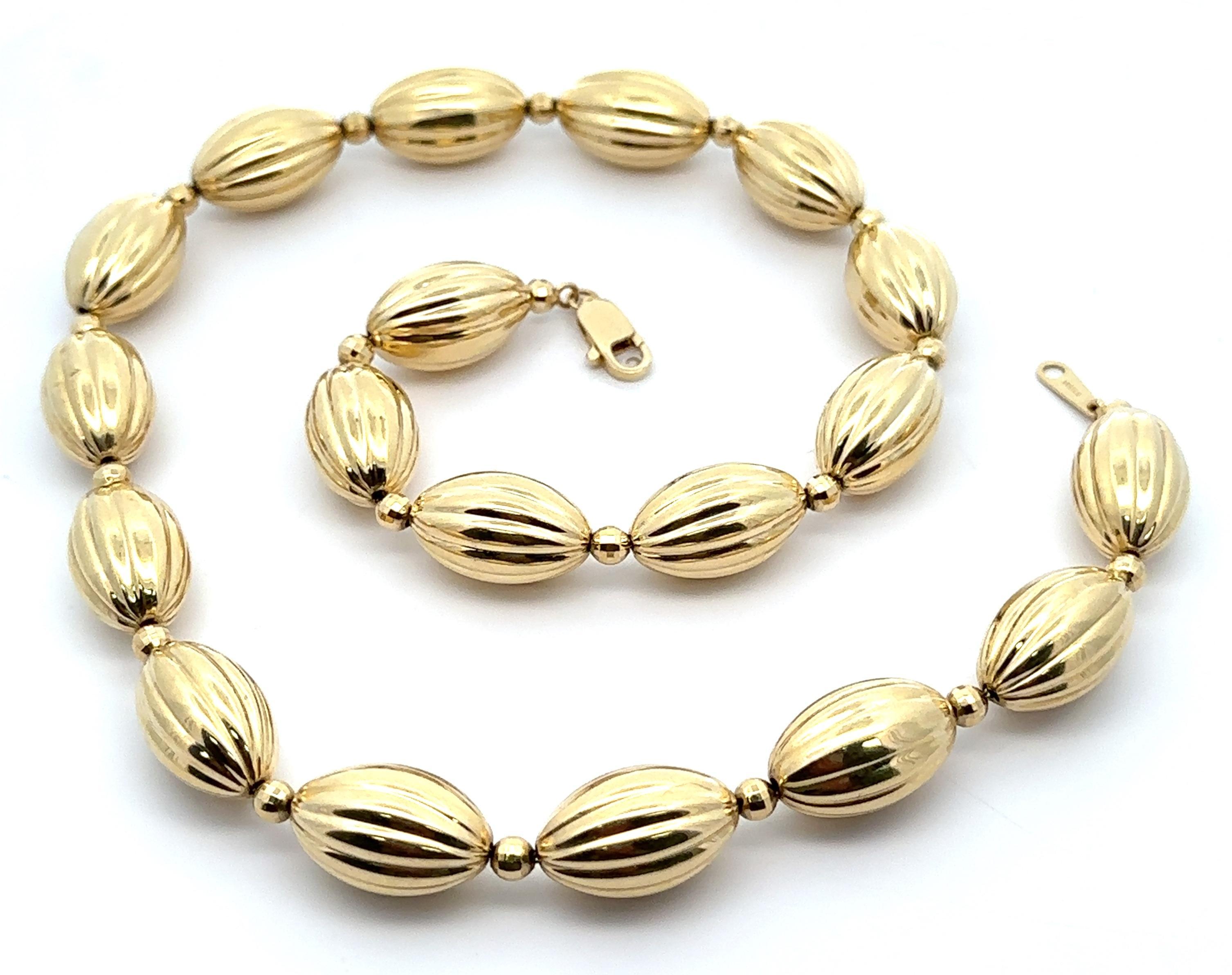 Collier de perles rondes sculptées et facettées en or jaune 14 carats sur chaîne à maillons câblés en vente 3