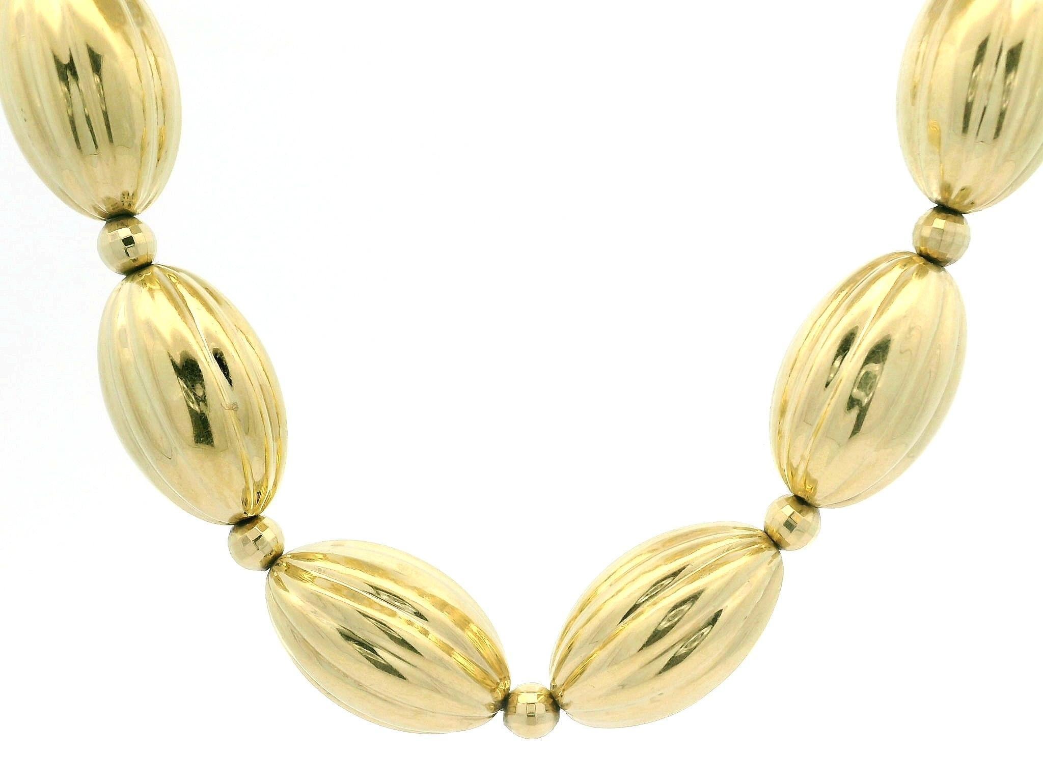 Collier de perles rondes sculptées et facettées en or jaune 14 carats sur chaîne à maillons câblés en vente 4