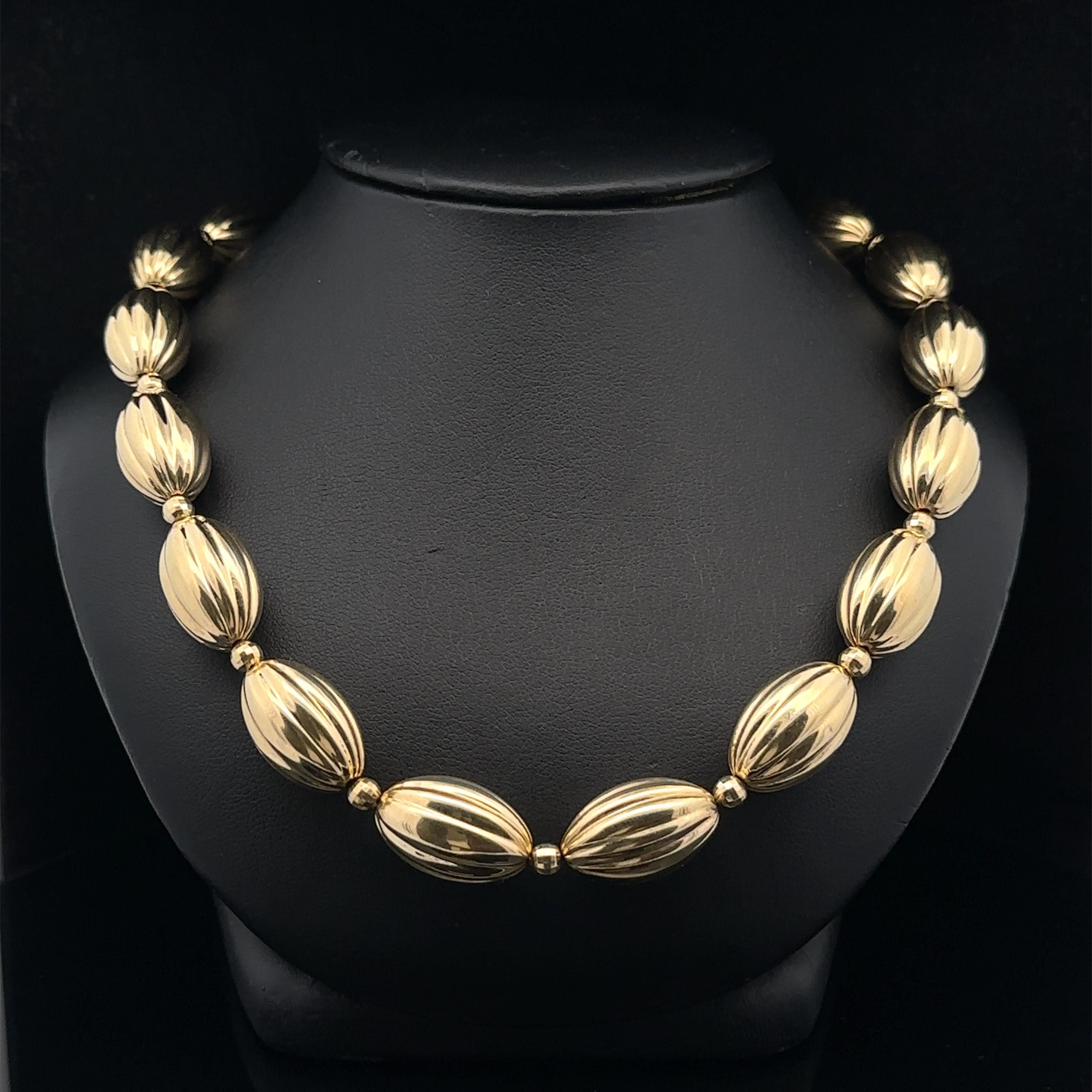 Collier de perles rondes sculptées et facettées en or jaune 14 carats sur chaîne à maillons câblés en vente 5