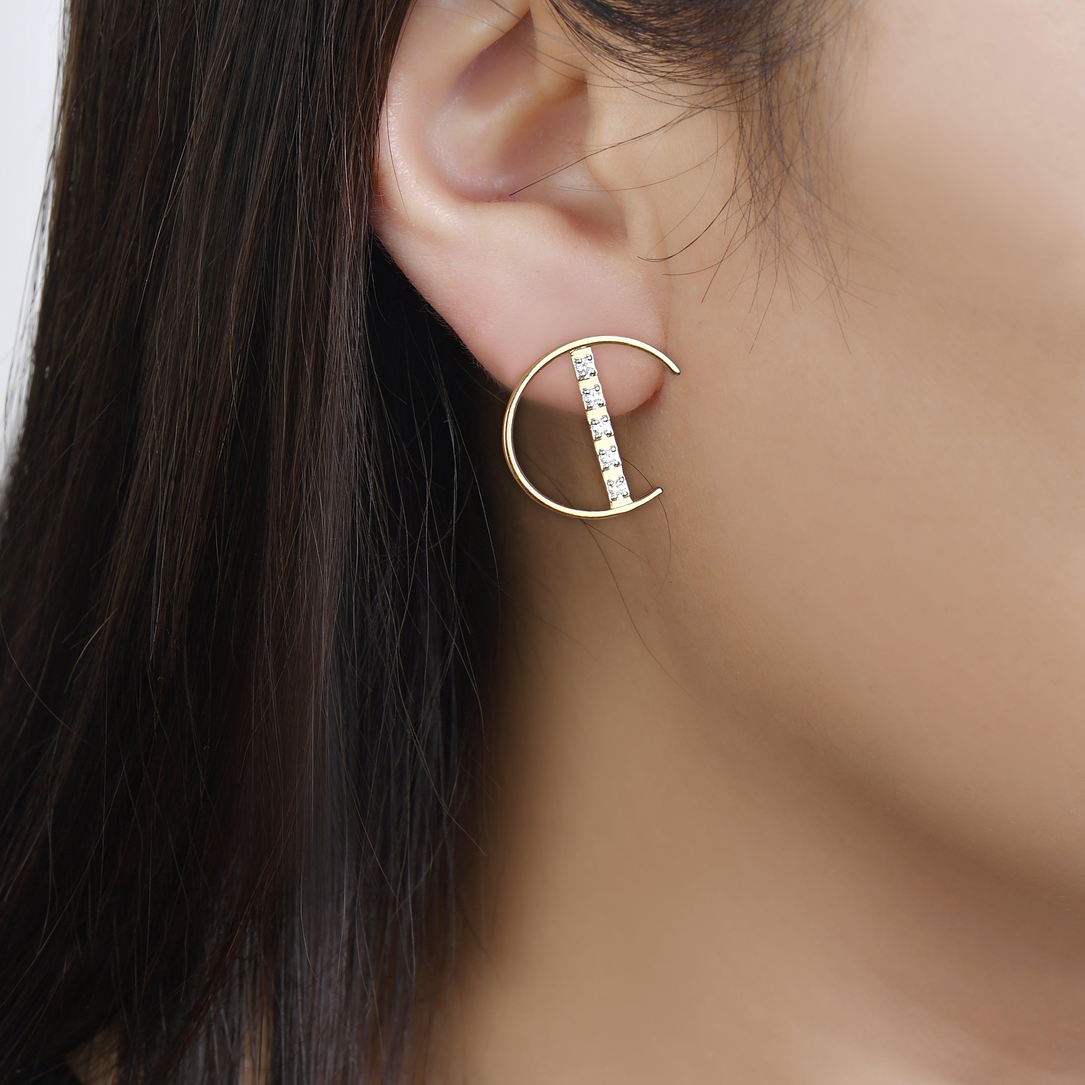 Unsere halbkreisförmigen Diamant-Barren-Ohrringe sind der Inbegriff eines Doppelgängers. Ein schlichtes und doch atemberaubendes Design für ein einzigartiges Paar Ohrringe aus 14k Gelbgold. Entdecken Sie die Eleganz dieser einzigartigen Ohrstecker