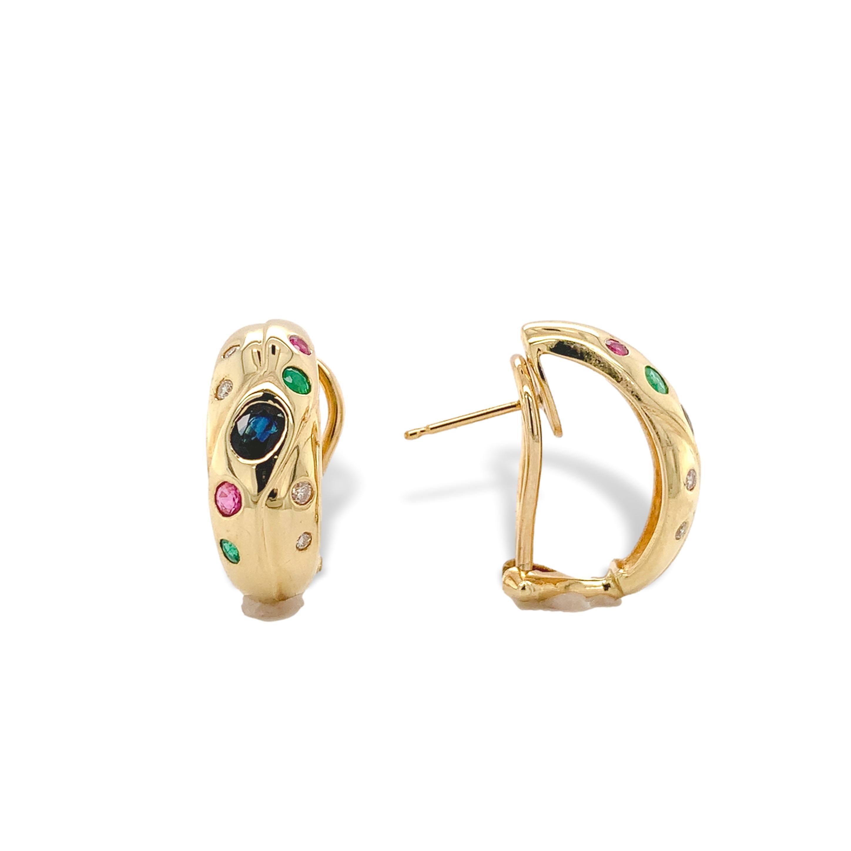 Boucles d'oreilles en or jaune 14K avec des pierres précieuses naturelles extraites de la terre. Les boucles d'oreilles sont serties de diamants ronds de taille brillant, de rubis, d'émeraudes et de saphirs bleus ovales. Les boucles d'oreilles