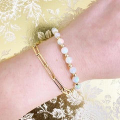 Bracelet double à clip en or jaune 14 carats avec demi-coque en perles d'opales