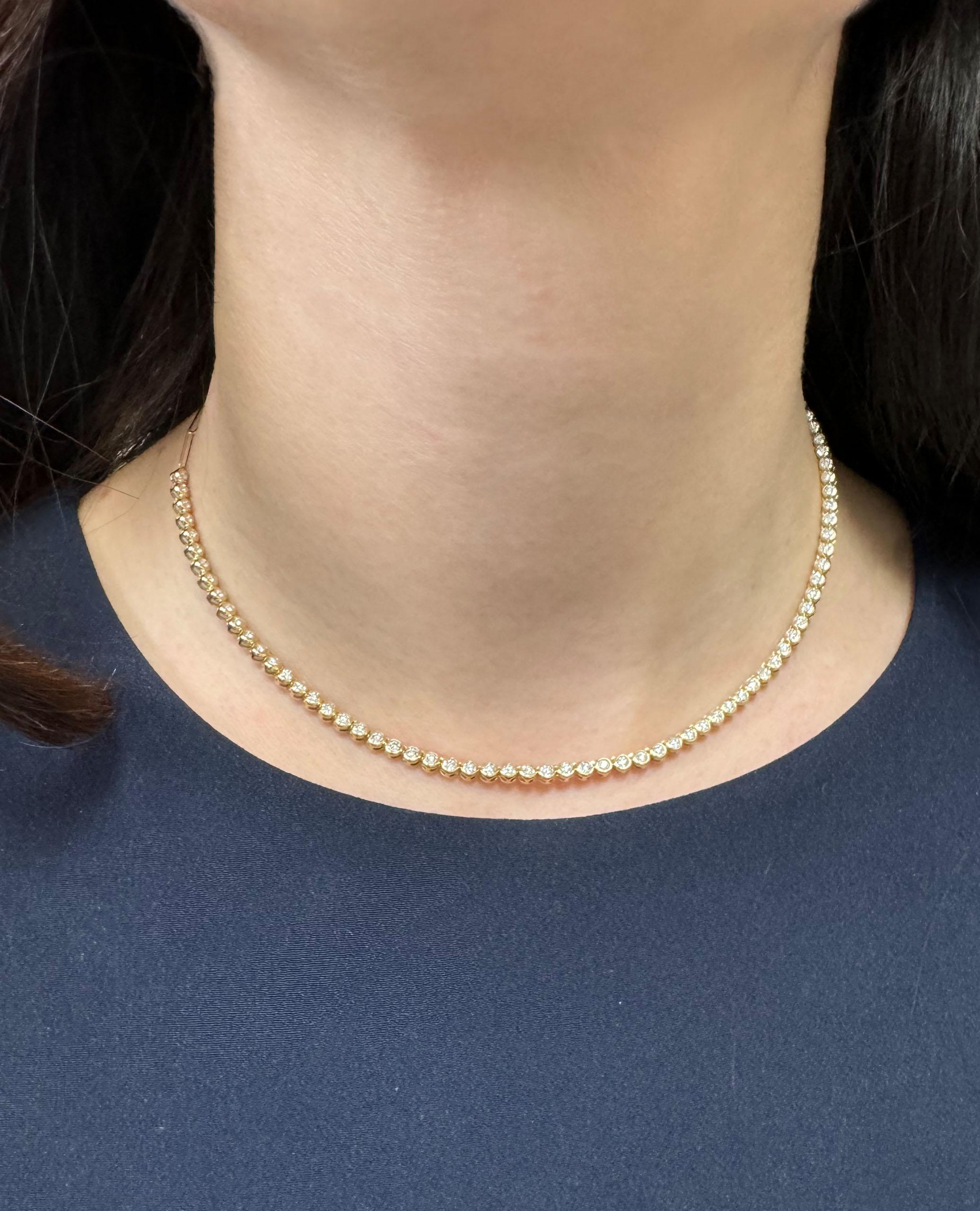 Collana tennis a mezza graffetta in oro giallo 14K con diamanti rotondi a taglio brillante incastonati a illusione per un totale di 0,97 carati.  

- La collana è regolabile da 16 a 18 pollici
- I diamanti hanno un colore G/H e una purezza SI.
