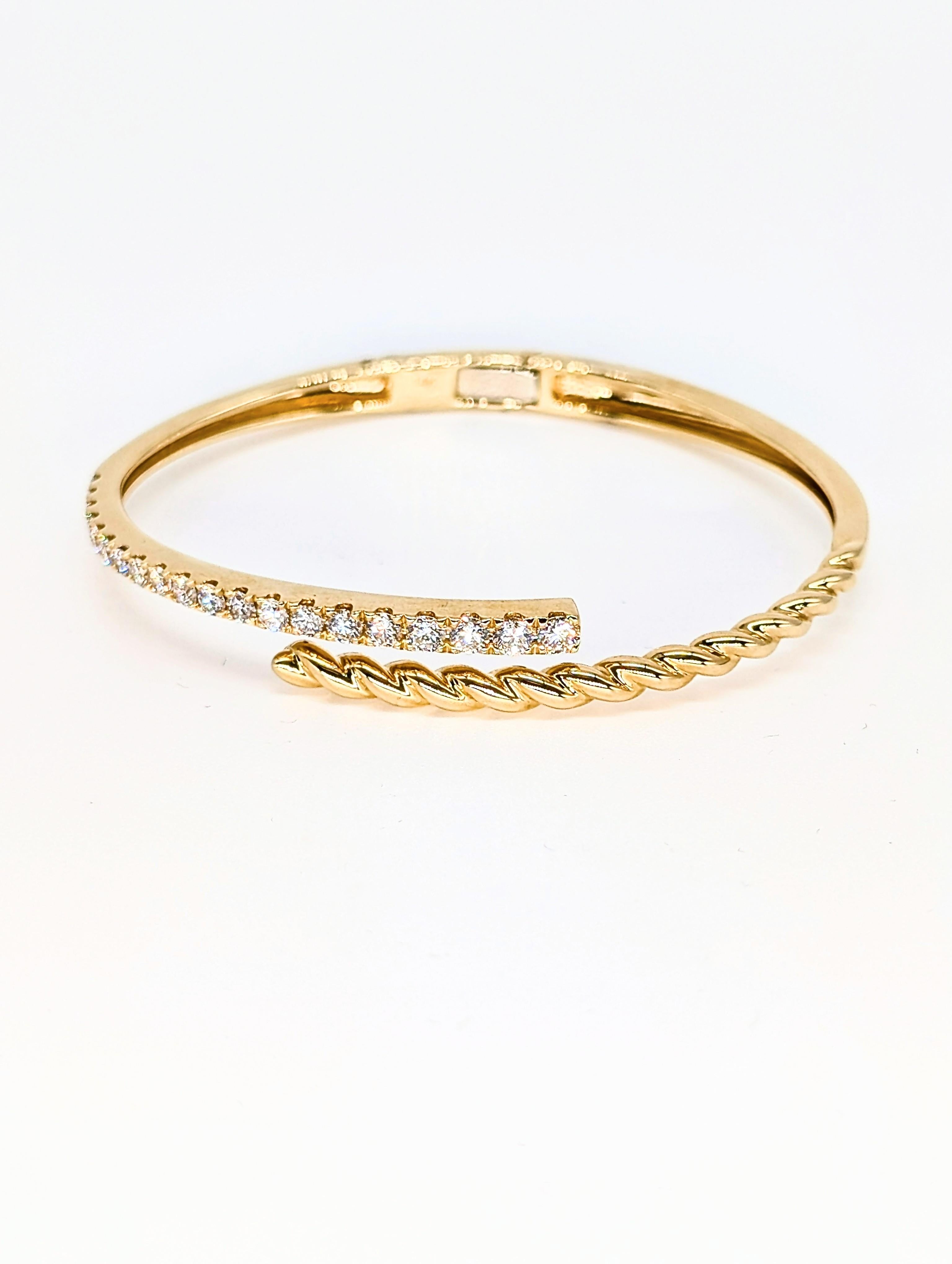 Questo squisito braccialetto in oro giallo 14k presenta uno splendido design a mezza corda abbinato a un'incastonatura di diamanti a mezza gradazione, per un totale di 1,52 carati di diamanti. La sezione in stile corda aggiunge una sensazione di