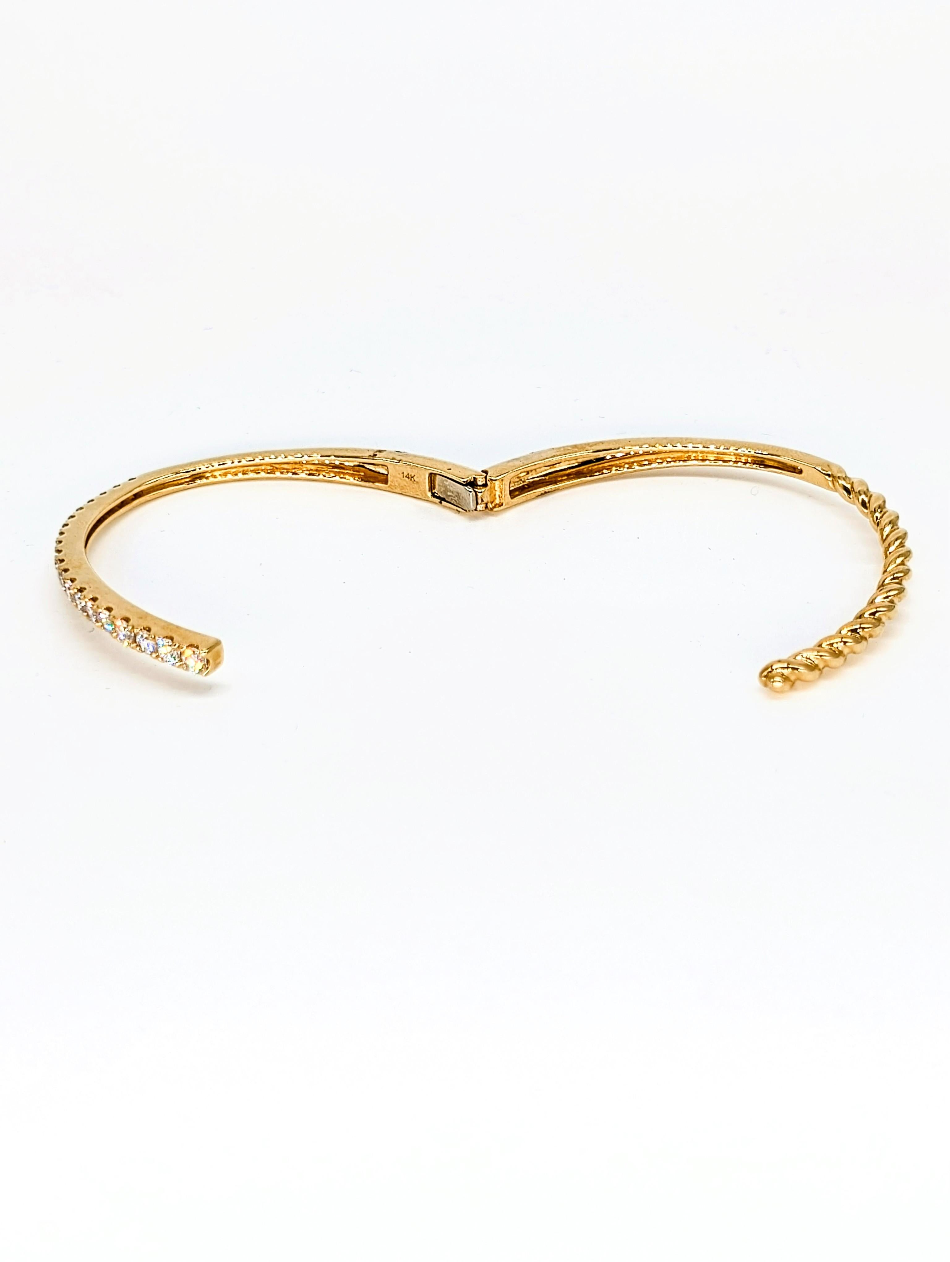 Taglio rotondo Bangle in oro giallo 14k con design a mezza corda e mezzo diamante graduato in vendita