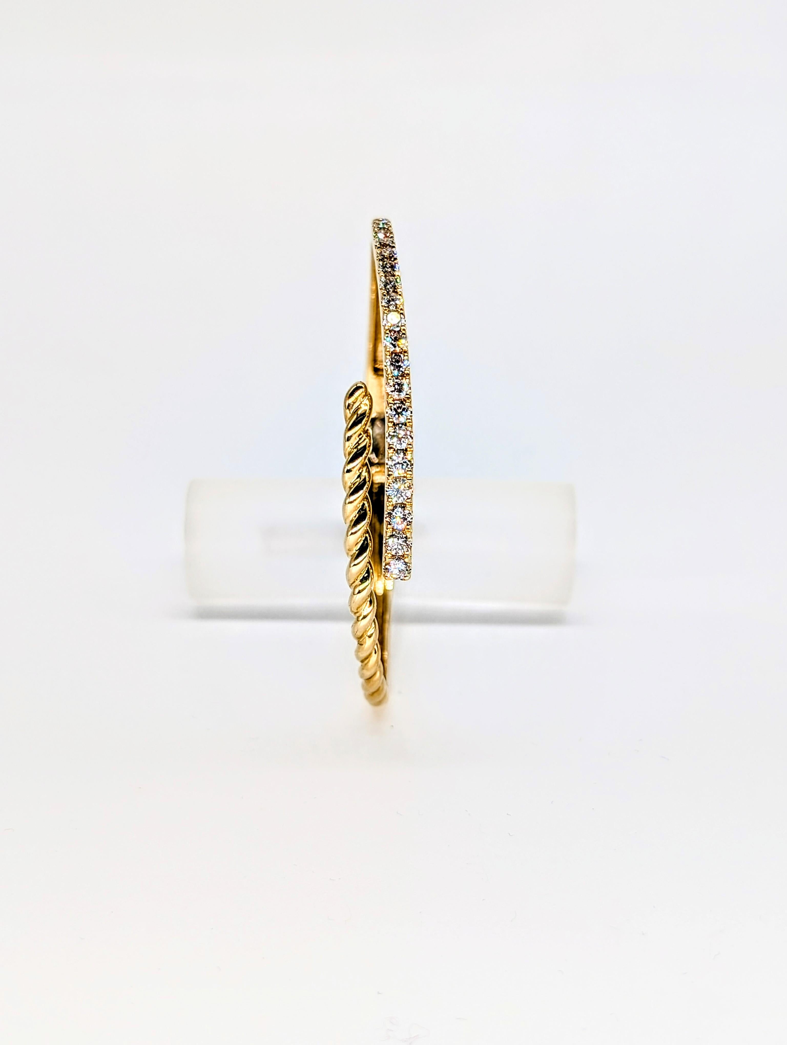 Bangle in oro giallo 14k con design a mezza corda e mezzo diamante graduato In condizioni Nuovo in vendita a New York, US