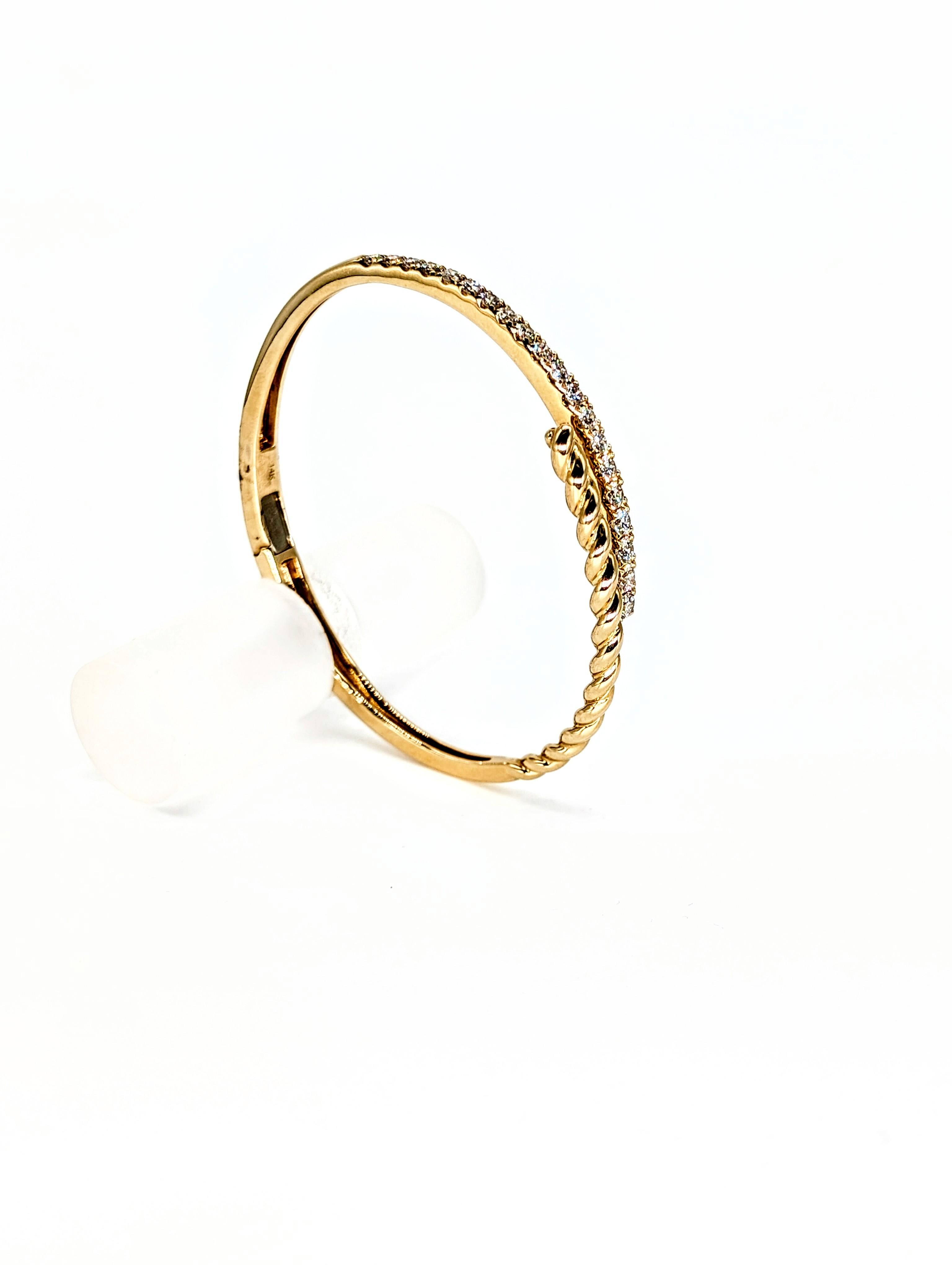 Bangle in oro giallo 14k con design a mezza corda e mezzo diamante graduato in vendita 1