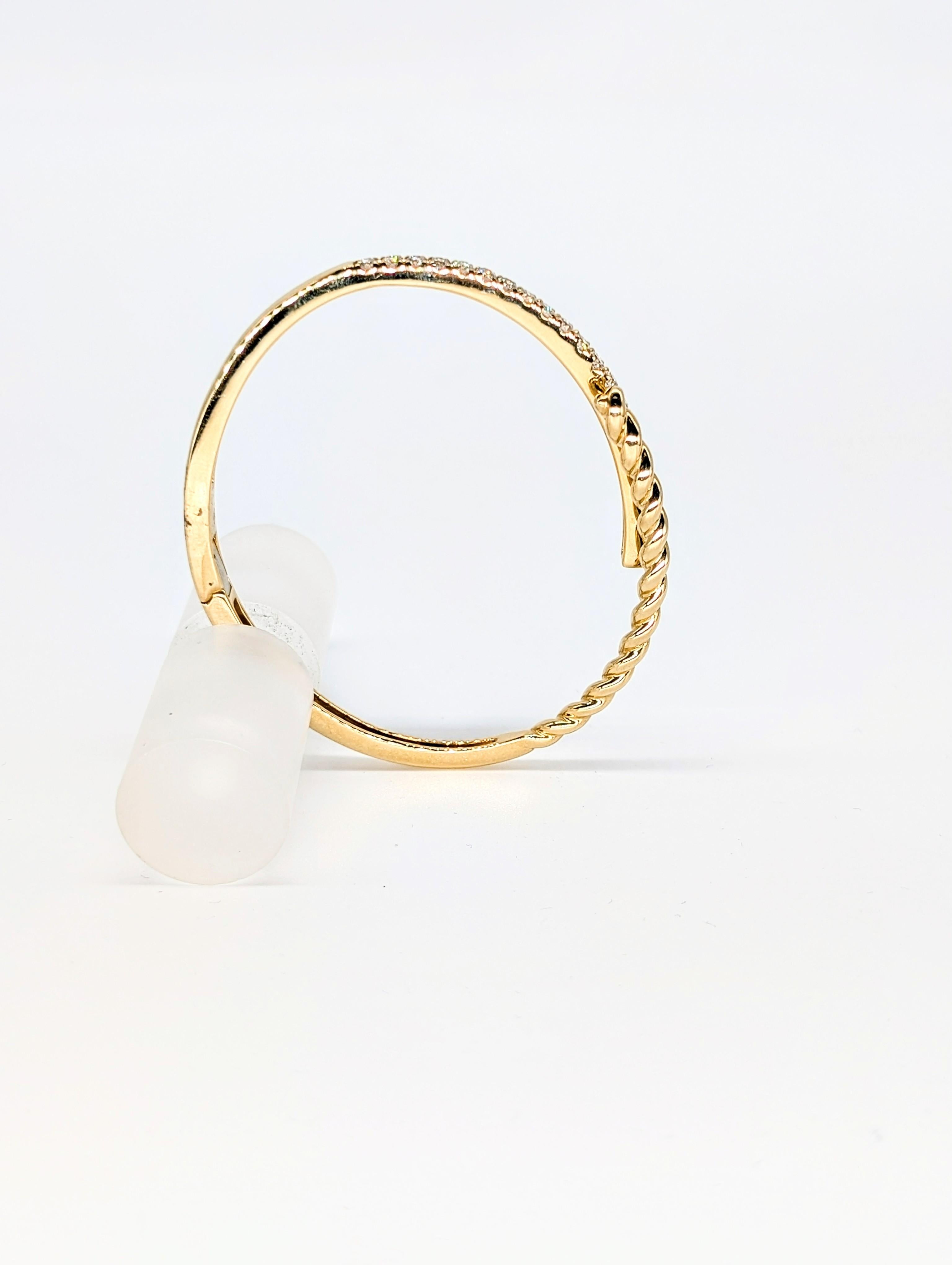 Bangle in oro giallo 14k con design a mezza corda e mezzo diamante graduato in vendita 3
