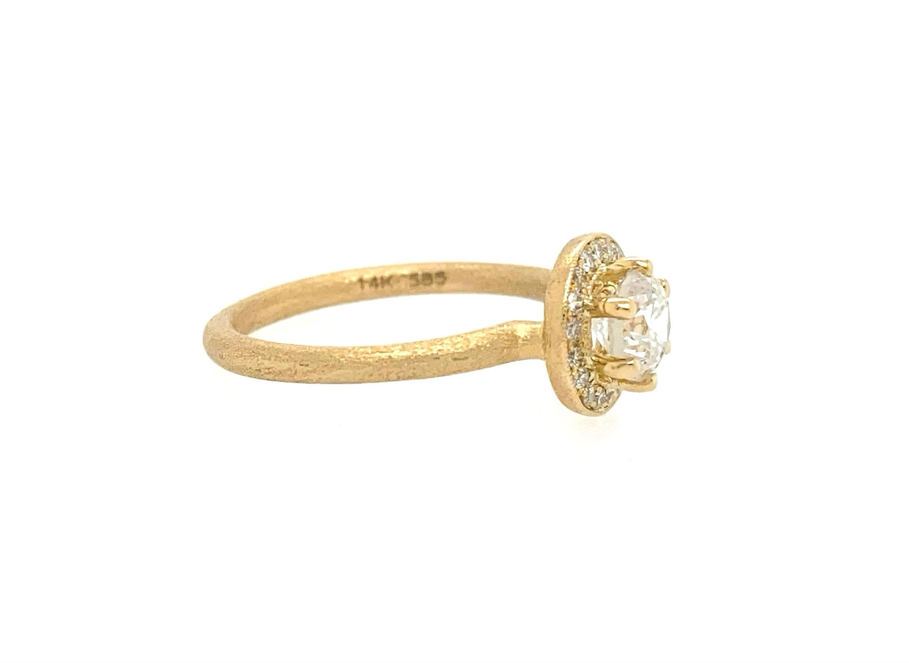 Einzigartiger ca. 0,85 Karat runder Diamant-Verlobungsring mit gebürsteter Goldoberfläche  

Dieser einzigartige Verlobungsring hat einen runden Diamanten von ca. 0,85 Karat in der Mitte, umgeben von einem Halo aus weiteren Diamanten mit einem