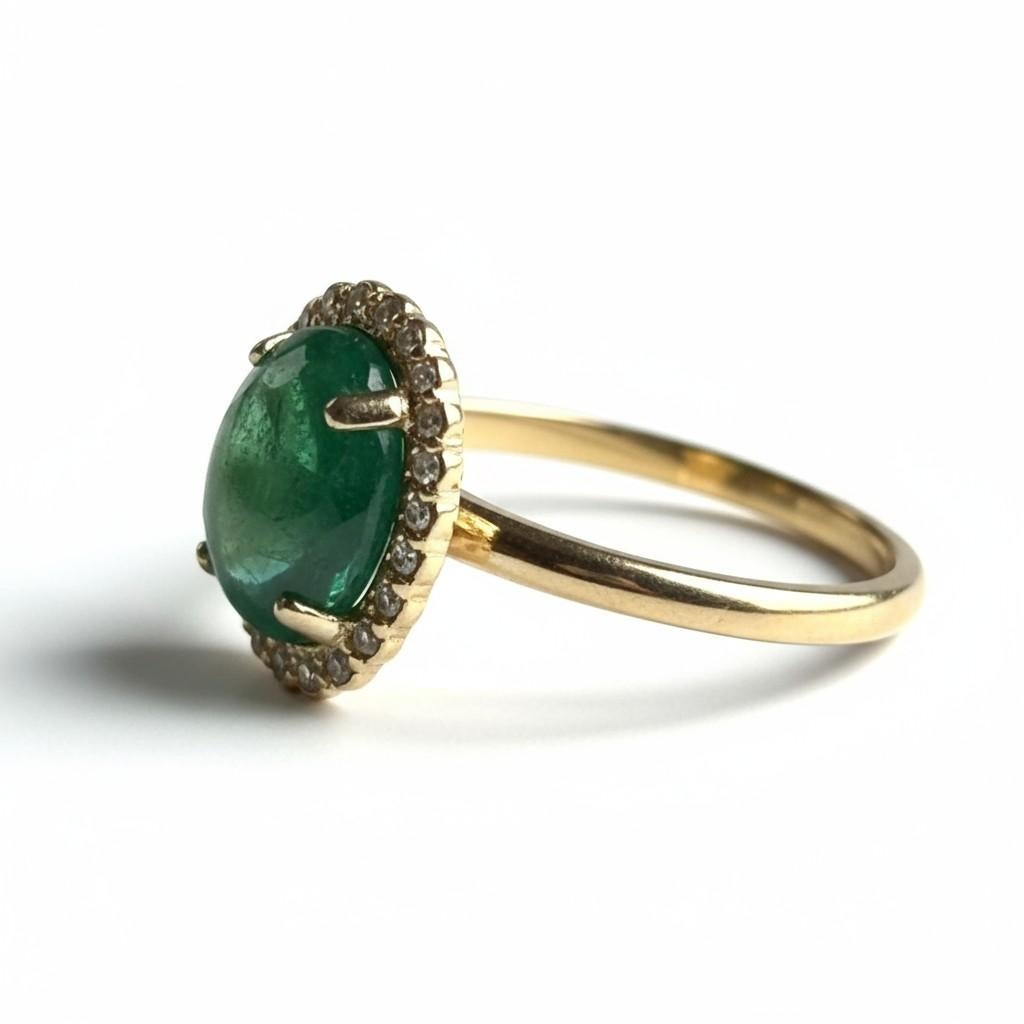 Anello in oro giallo 14K con diamante aureolato e smeraldo cabochon, misura 6,5 In condizioni Nuovo in vendita a New York, NY