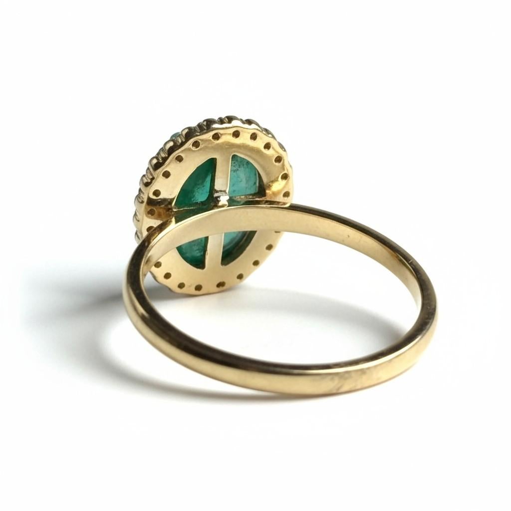 Donna Anello in oro giallo 14K con diamante aureolato e smeraldo cabochon, misura 6,5 in vendita