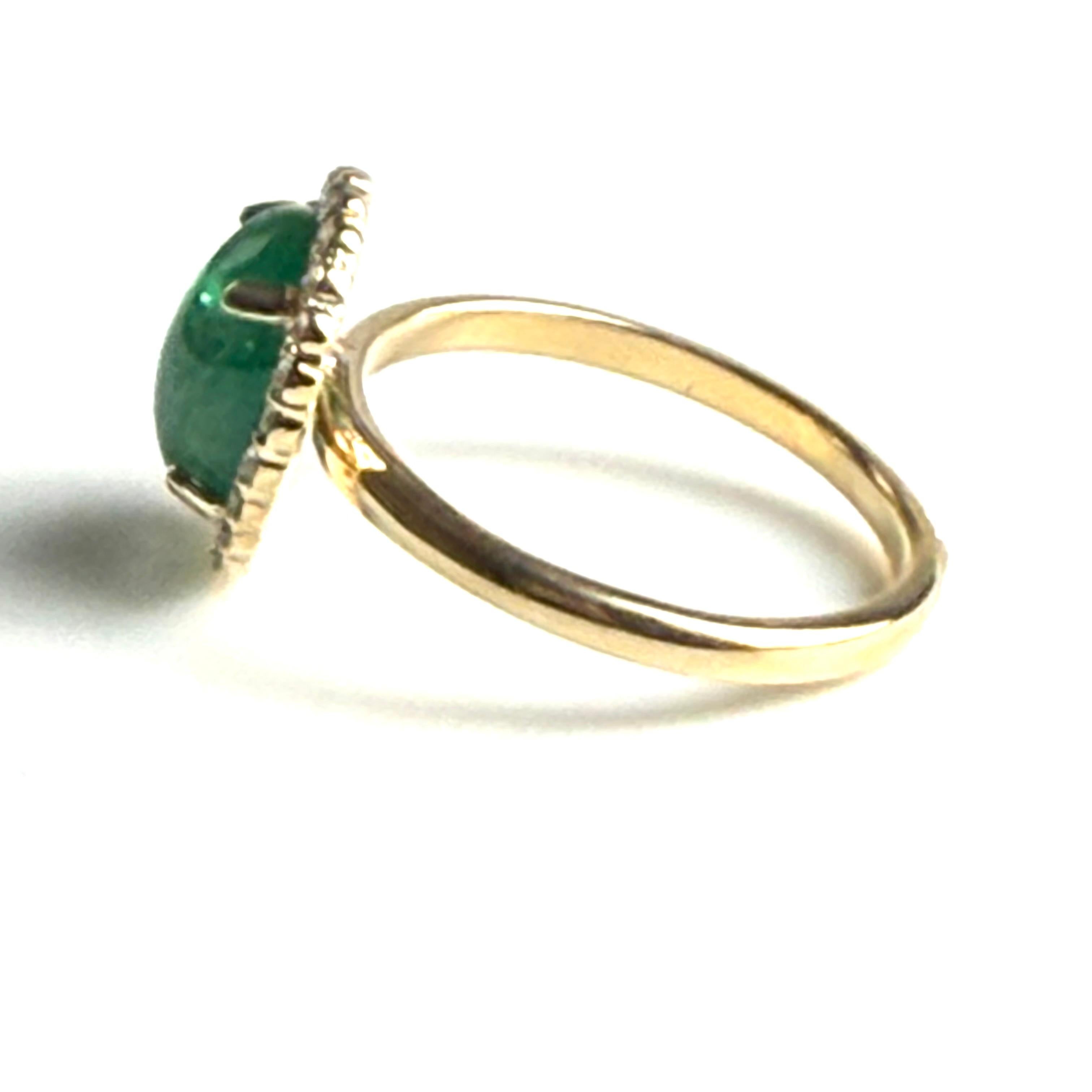 Anello in oro giallo 14K con diamante aureolato e smeraldo cabochon, misura 6,5 in vendita 1