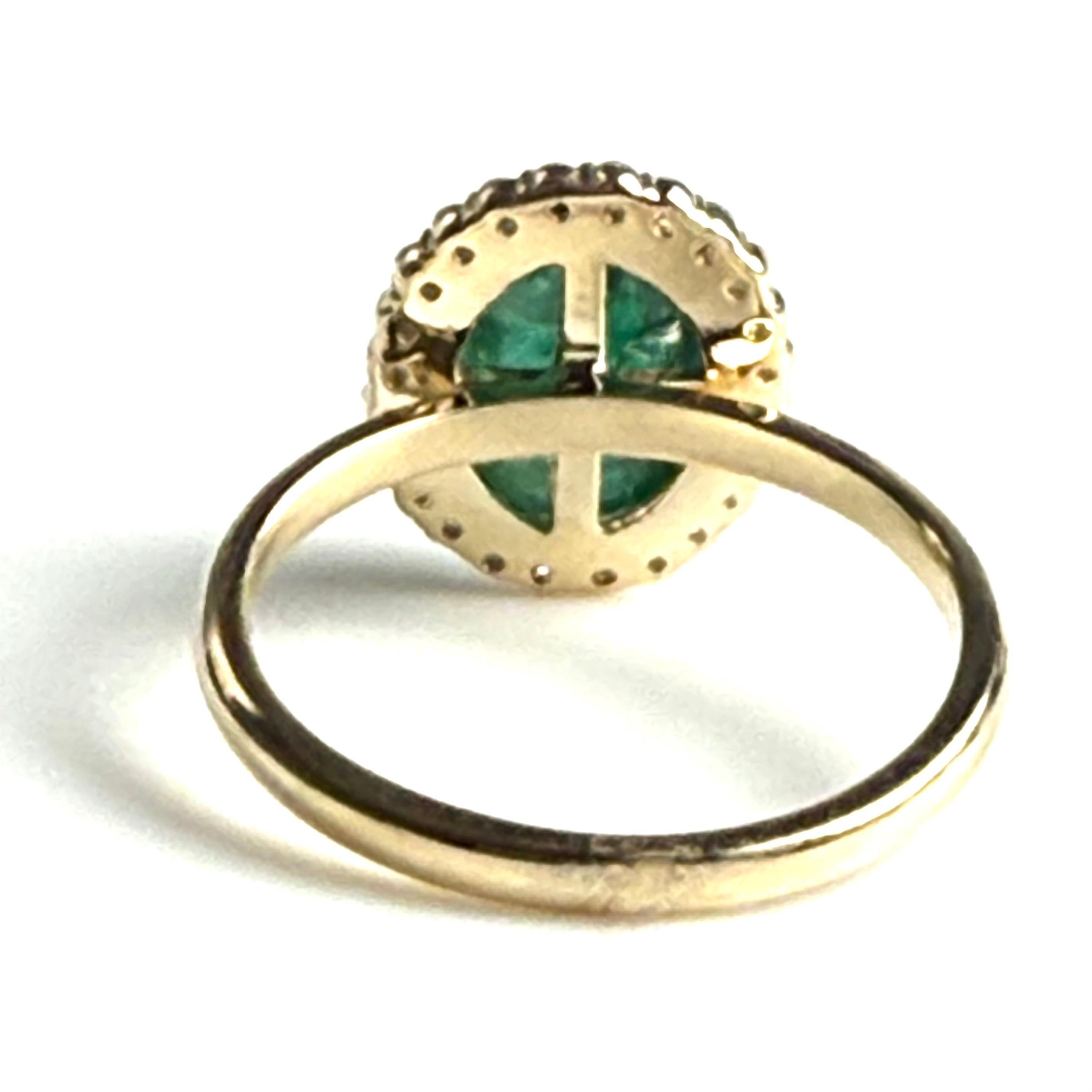 Anello in oro giallo 14K con diamante aureolato e smeraldo cabochon, misura 6,5 in vendita 2