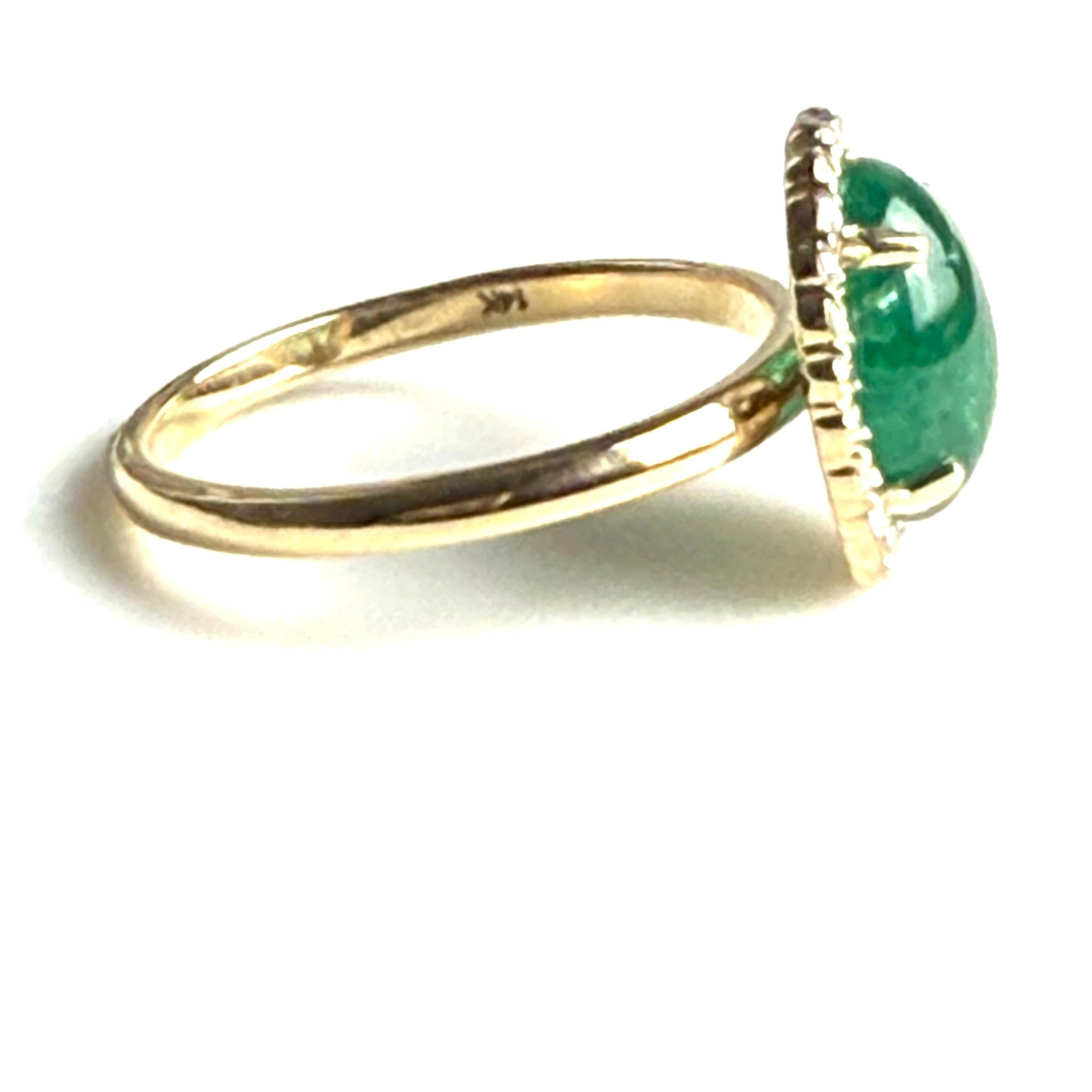 Anello in oro giallo 14K con diamante aureolato e smeraldo cabochon, misura 6,5 in vendita 3