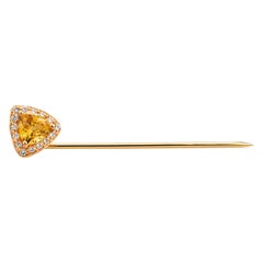 Anstecknadel aus 14-karätigem Gelbgold mit Diamanten im Halo-Design und einem dreieckigen gelben Ceylon-Saphir