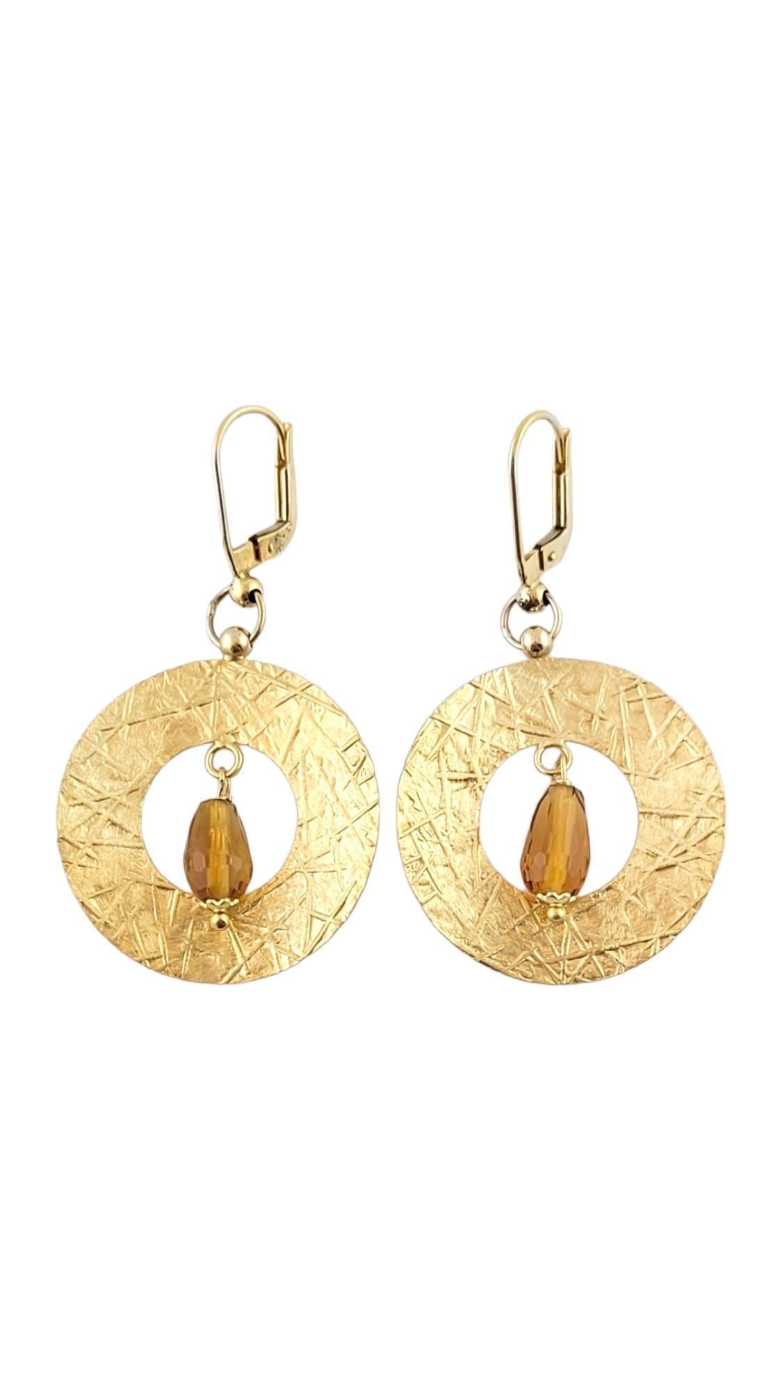 Orecchini a cerchio martellati in oro giallo 14K Vintage

Splendido set di orecchini pendenti martellati in oro giallo 14K con 2 perle sfaccettate color citrino!

Dimensioni: 51,3 mm X 28,4 mm X 6,2 mm

Peso: 5,95 g/ 3,8 dwt

Marchio di garanzia: