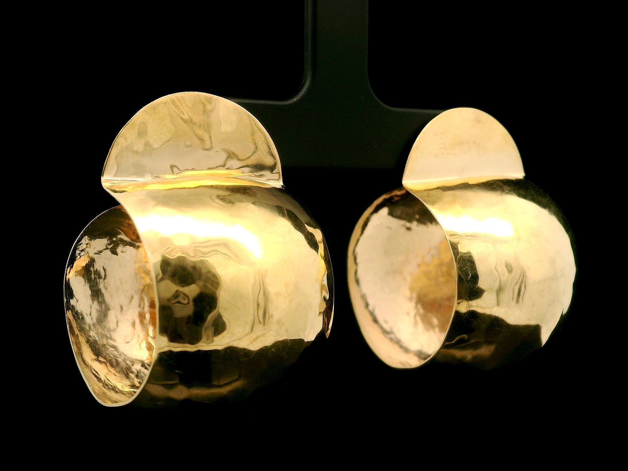 Orecchini a cerchio largo con finitura martellata in oro giallo 14k con chiusura a farfalla in vendita 6