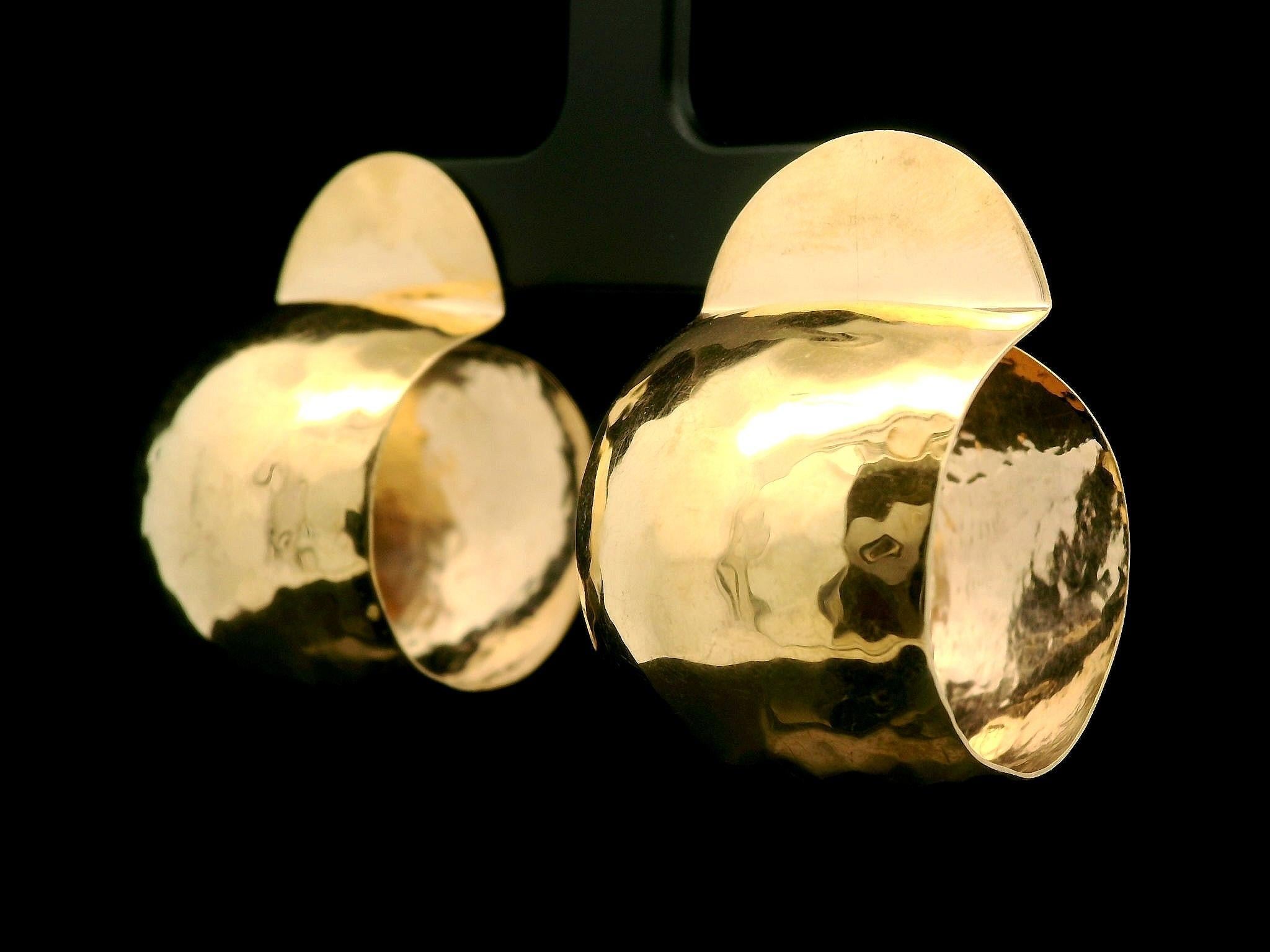 Orecchini a cerchio largo con finitura martellata in oro giallo 14k con chiusura a farfalla in vendita 7