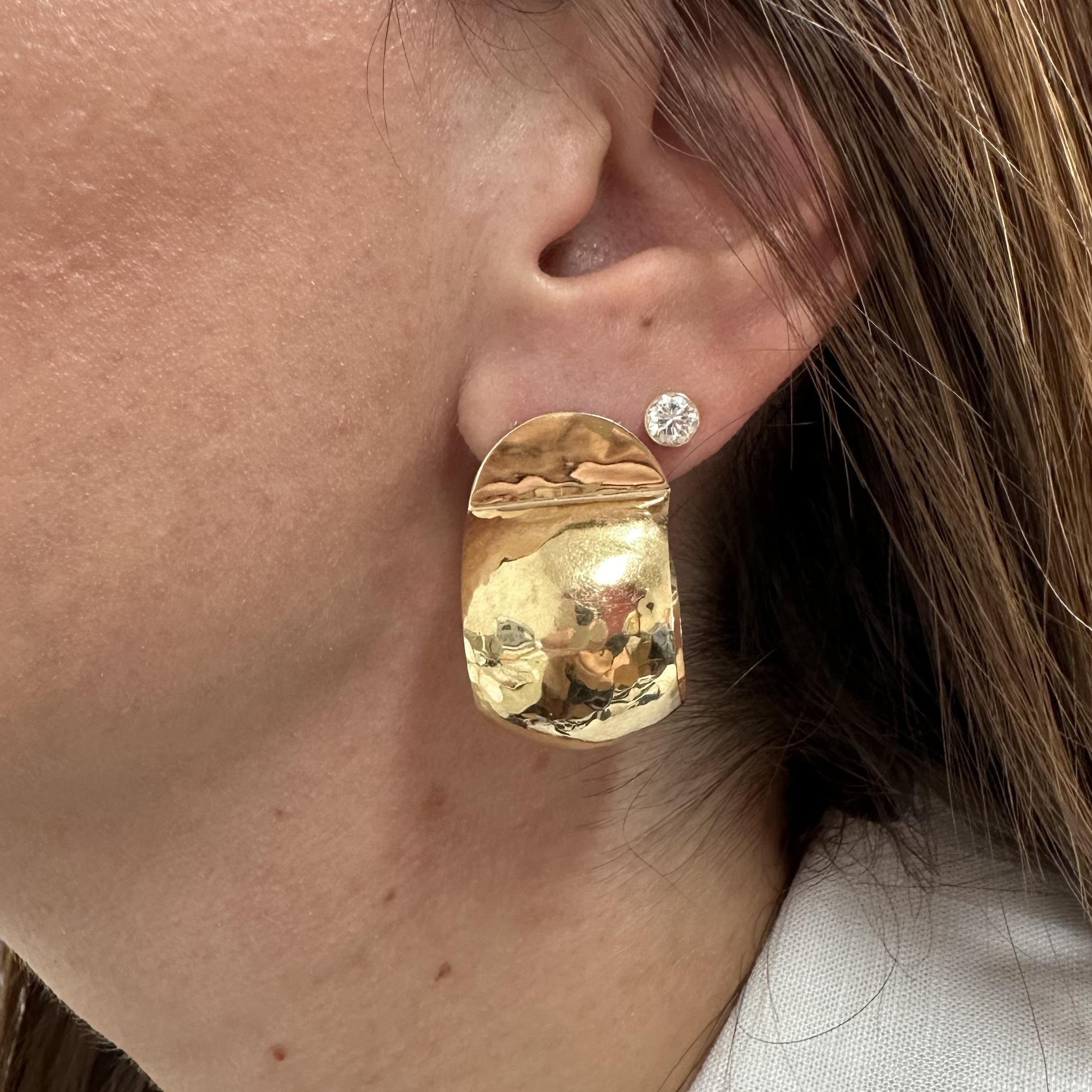 Orecchini a cerchio largo con finitura martellata in oro giallo 14k con chiusura a farfalla in vendita 8